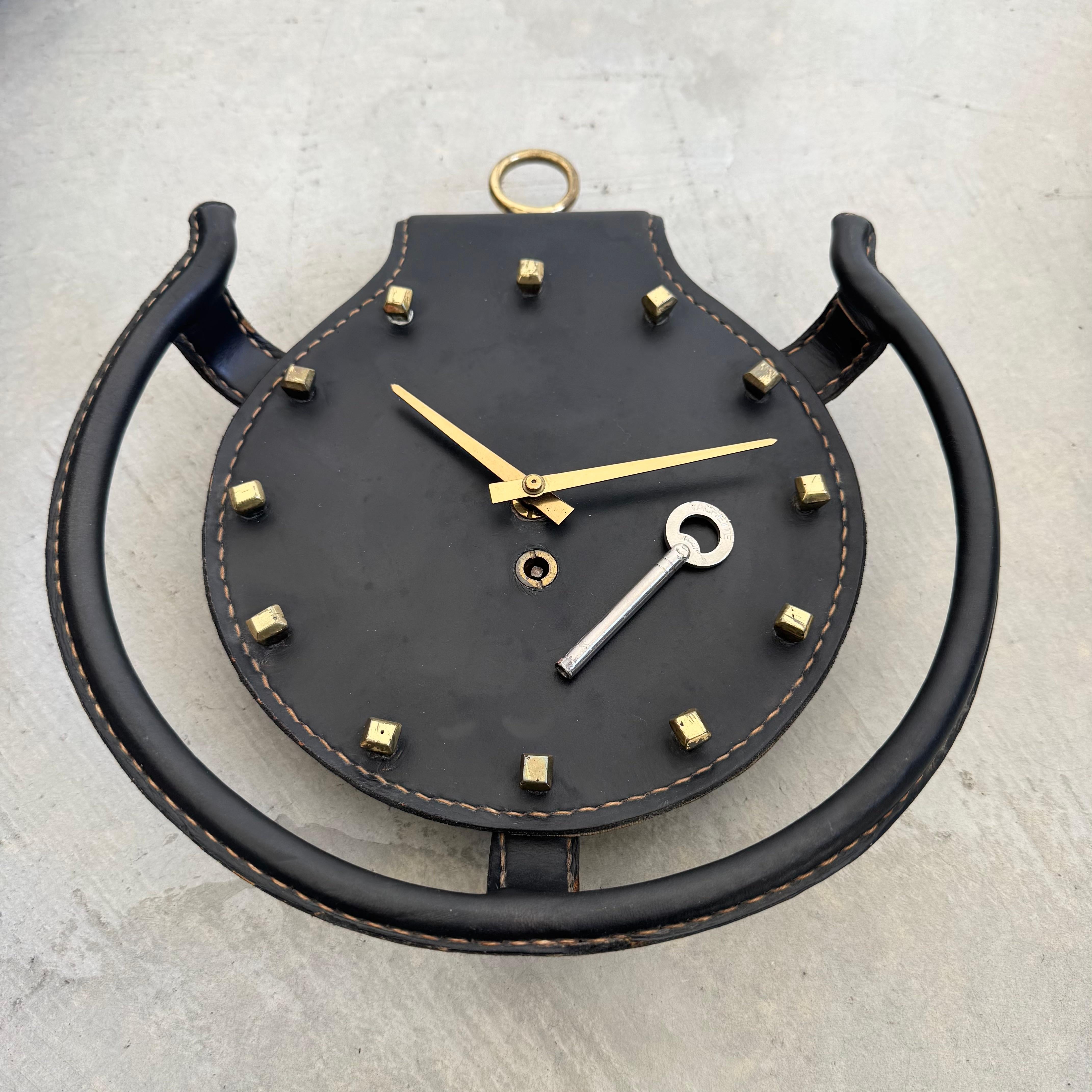 Reloj de pared Herradura de cuero de Jacques Adnet, años 50 Francia en venta 8