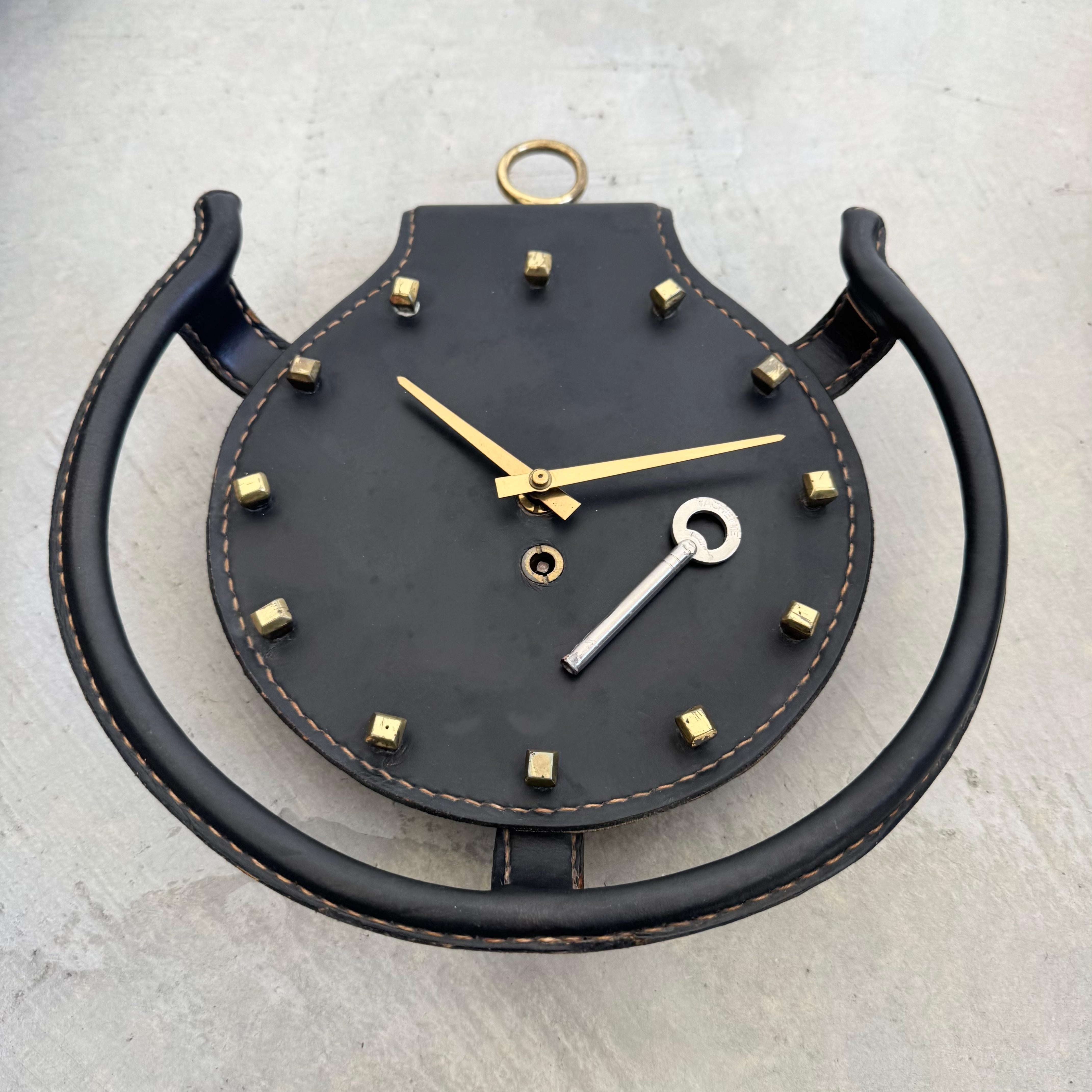 Reloj de pared Herradura de cuero de Jacques Adnet, años 50 Francia en venta 9