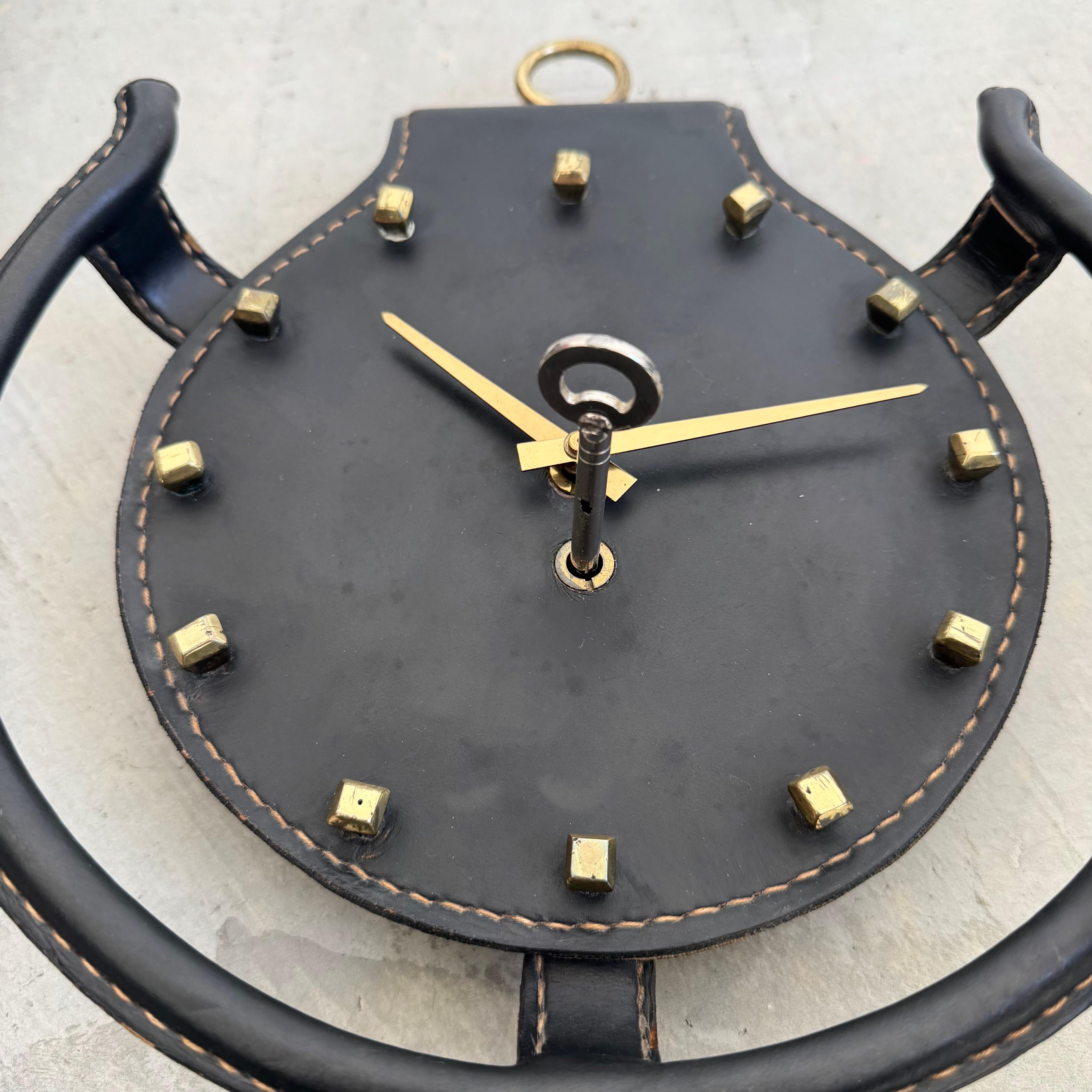 Reloj de pared Herradura de cuero de Jacques Adnet, años 50 Francia Francés en venta