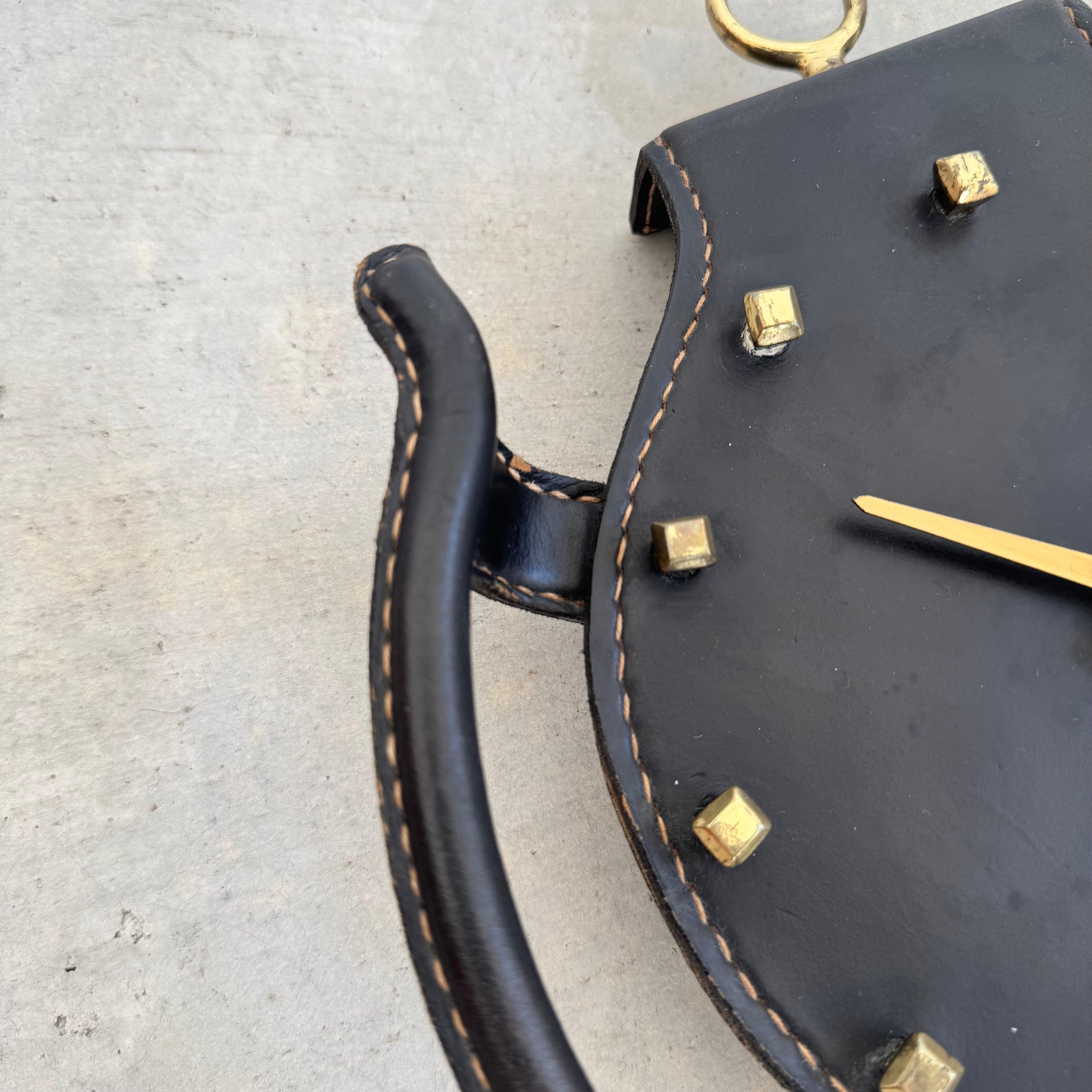 Reloj de pared Herradura de cuero de Jacques Adnet, años 50 Francia mediados del siglo XX en venta