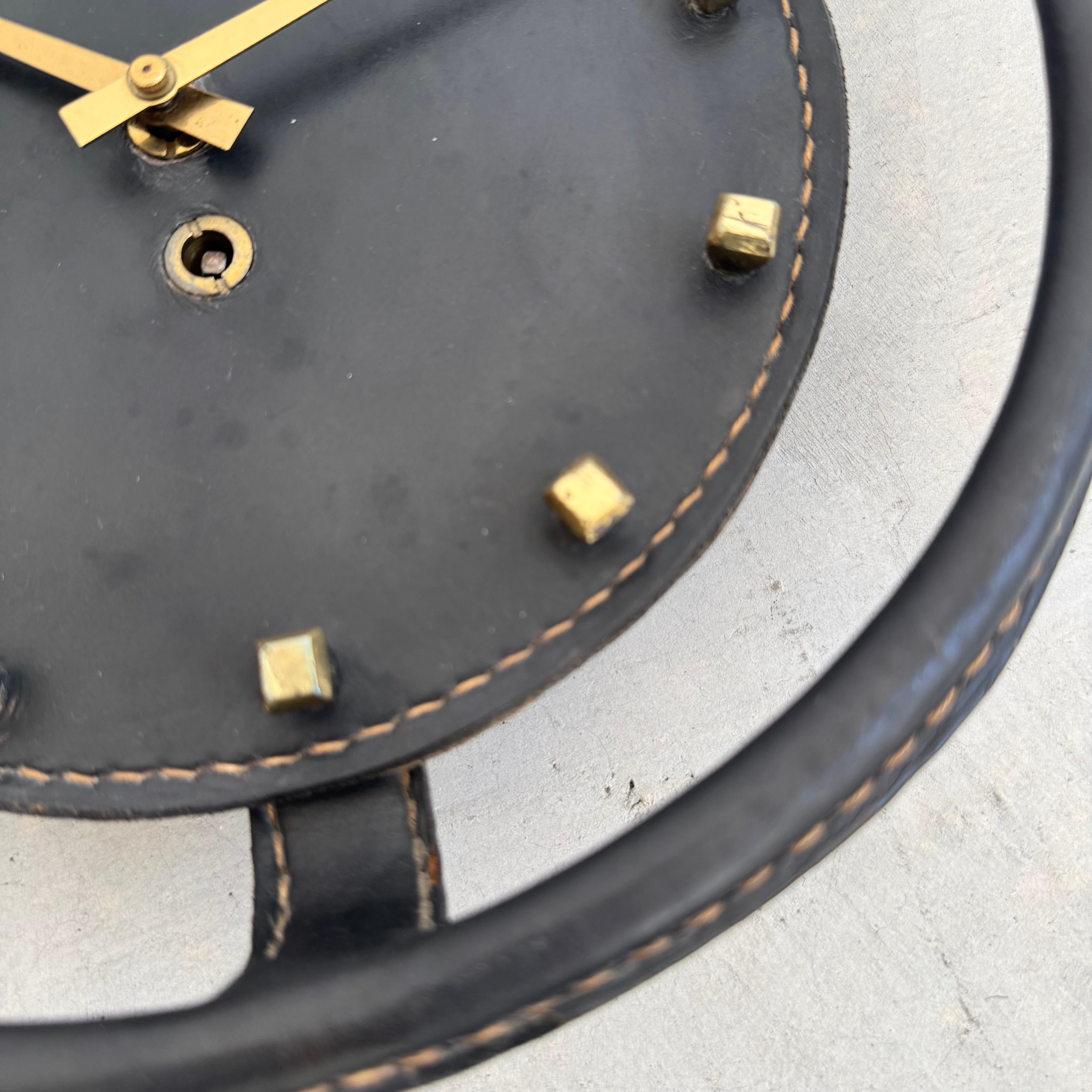 Reloj de pared Herradura de cuero de Jacques Adnet, años 50 Francia Latón en venta