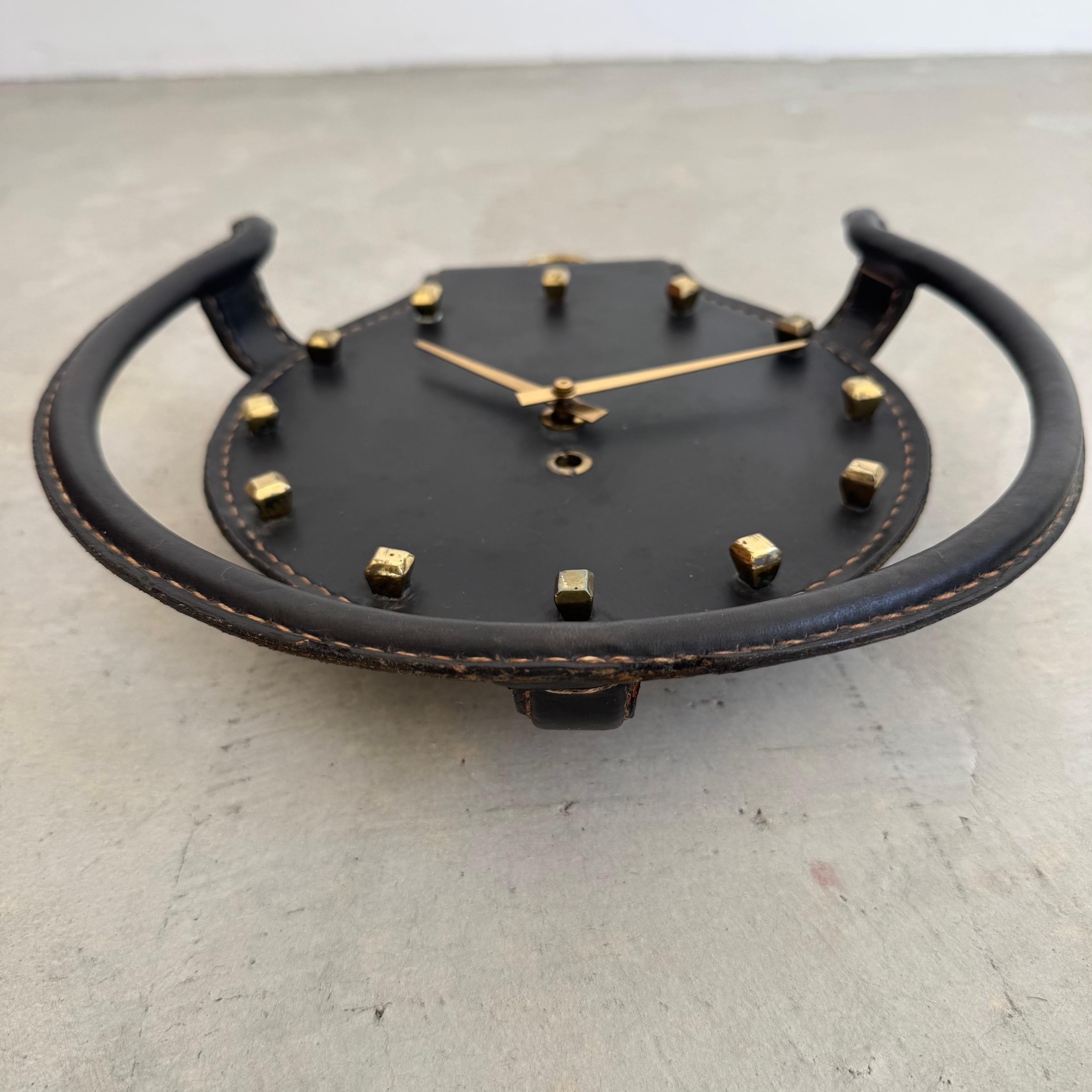 Reloj de pared Herradura de cuero de Jacques Adnet, años 50 Francia en venta 1