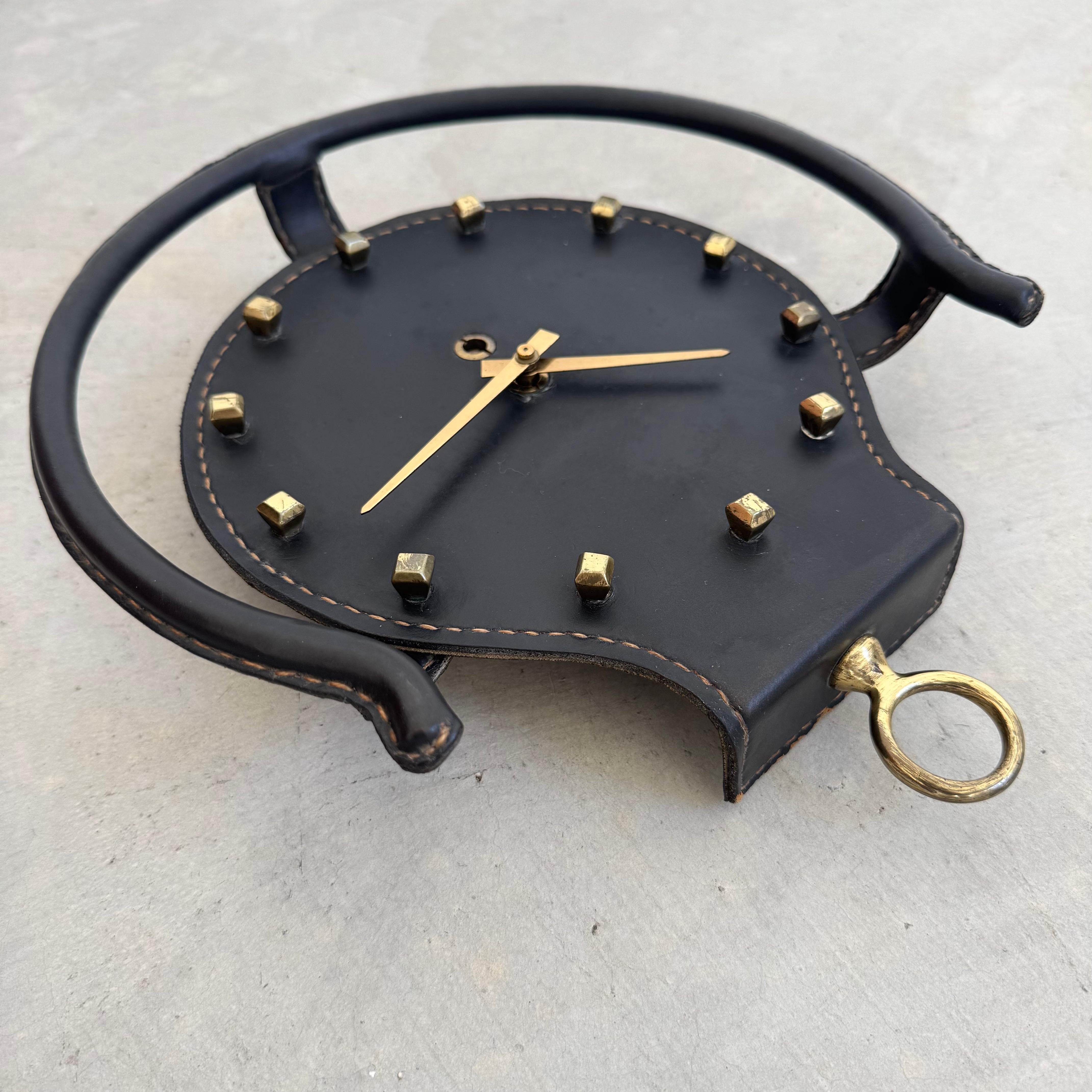 Reloj de pared Herradura de cuero de Jacques Adnet, años 50 Francia en venta 3