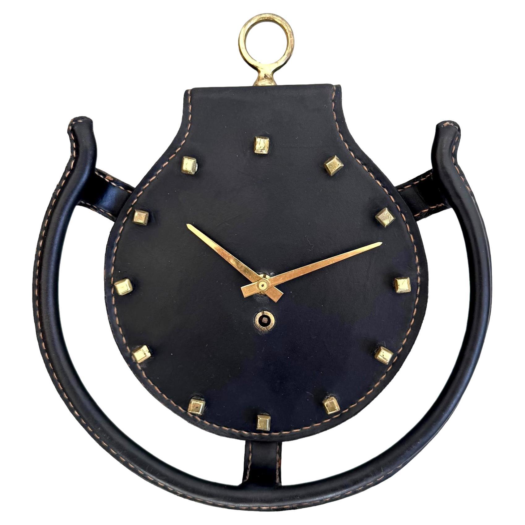 Reloj de pared Herradura de cuero de Jacques Adnet, años 50 Francia en venta