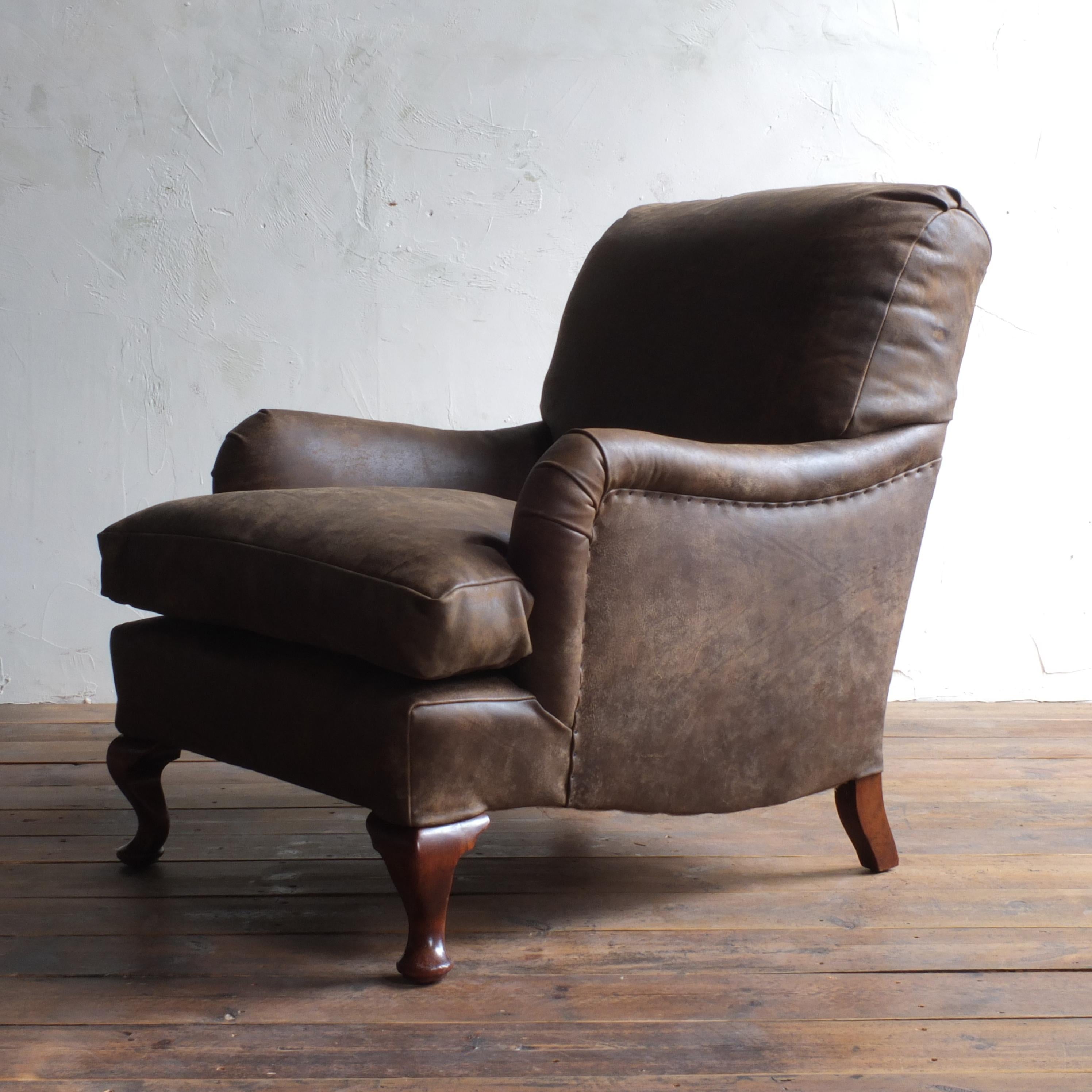 A Howard and sons Bridgewater armchair on walnut cabriolet legs with the rear left leg stamped with the makers mark, Berners Street and serial number.

Newly upholstered in premium supple natural leather.

c1900


100cm deep
74cm wide
87cm high
47cm