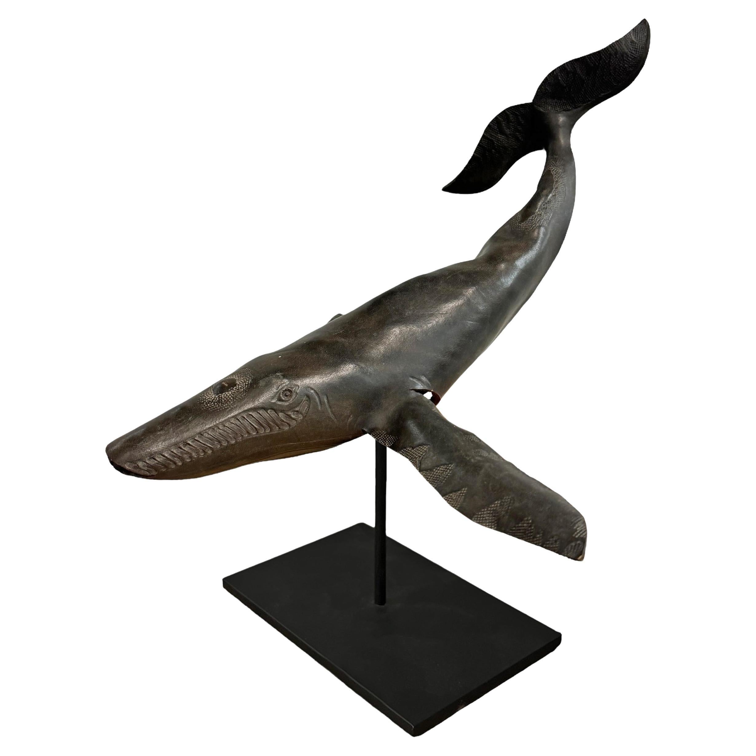 Buckelwal aus Leder auf individuellem Stand aus Stahl im Angebot