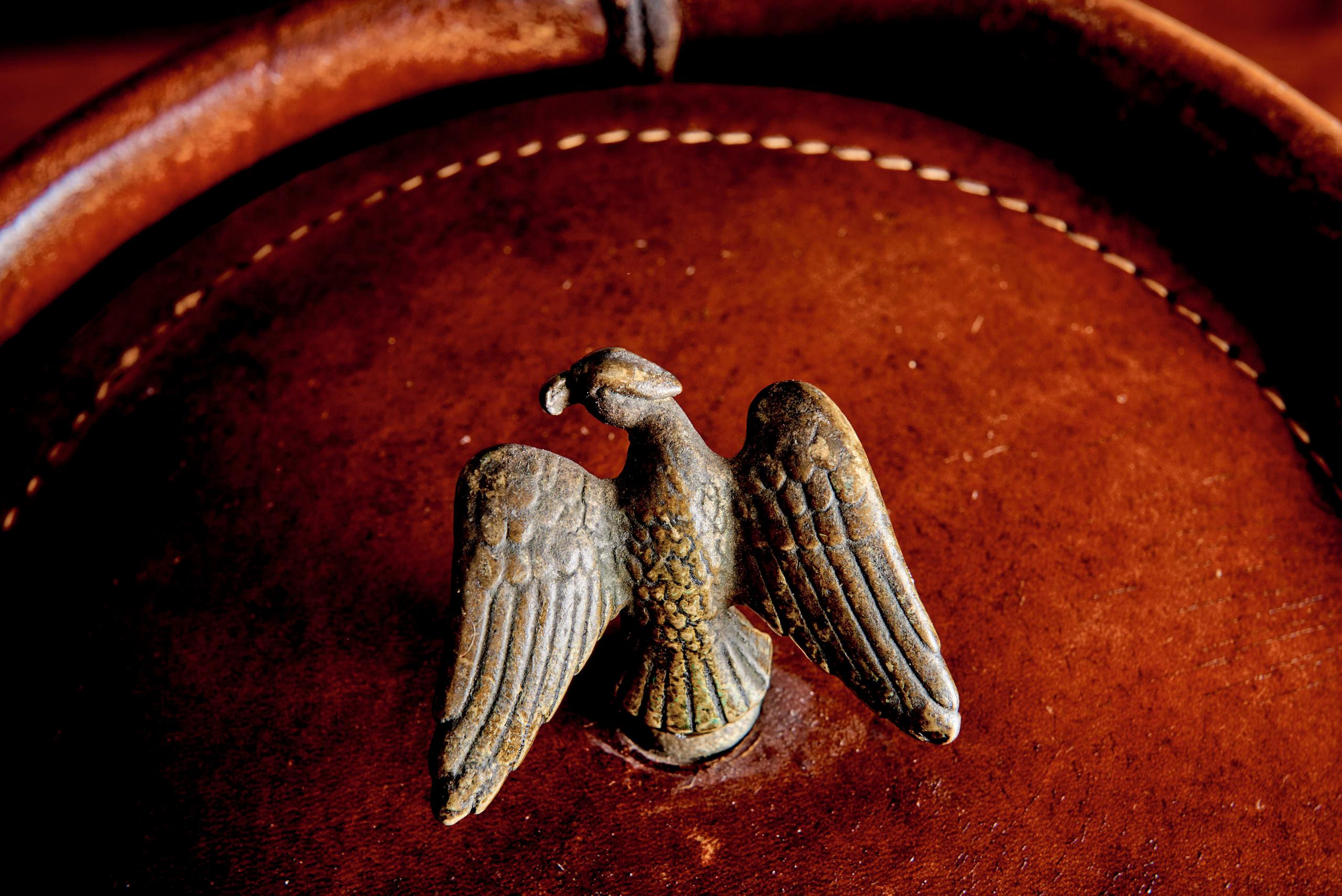 Leather Ice Bucket with Eagle shaped Handle en Bueno estado para la venta en Berlin, DE