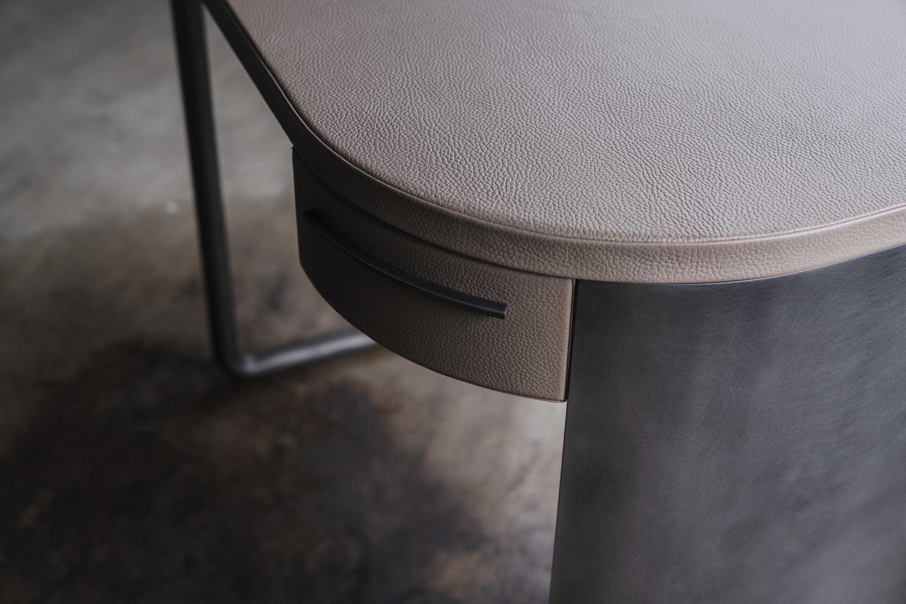 Italiano Scrivania in pelle e ferro Prodotta in Italia Disegnata da Tadashi Murase 2021 in vendita