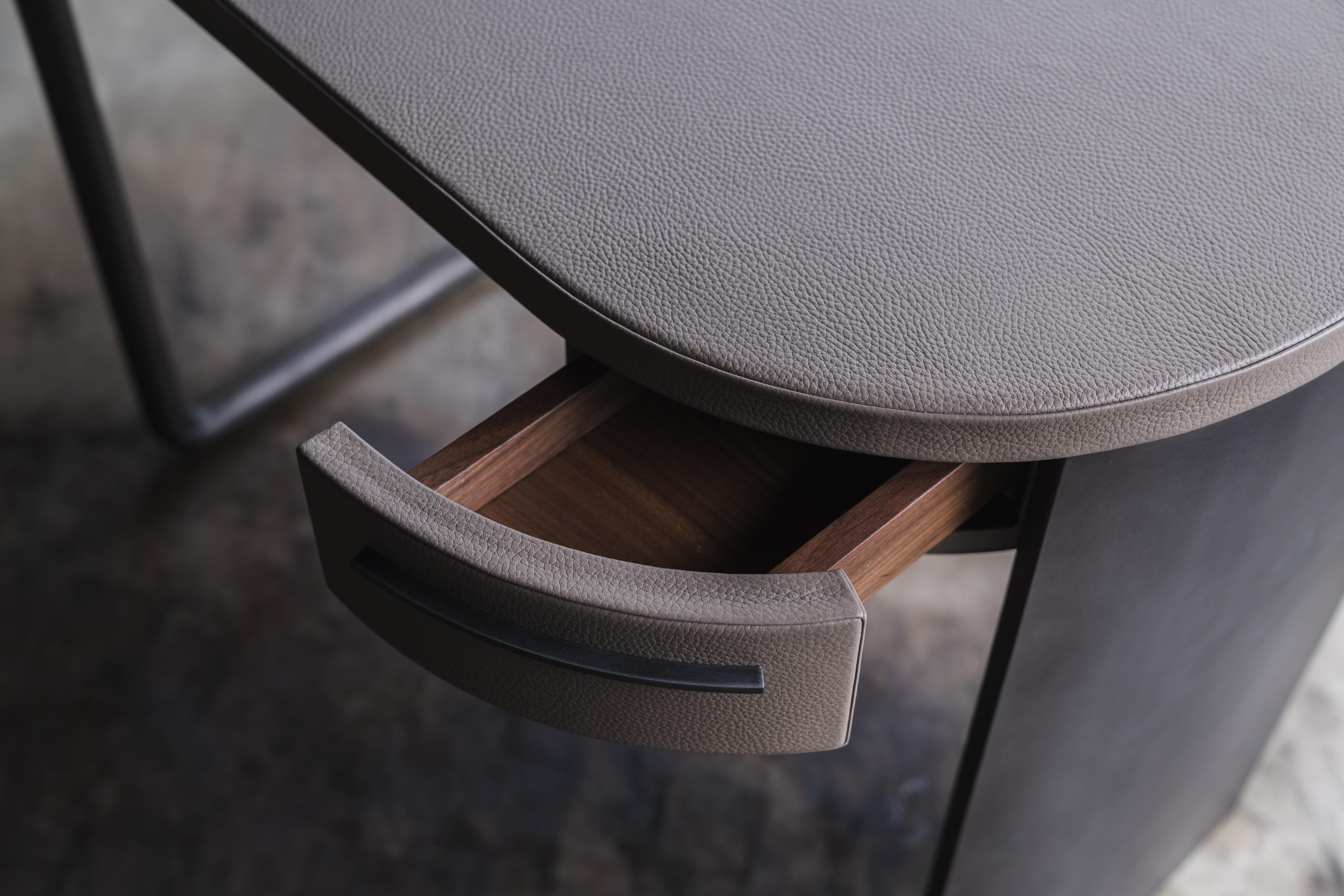 Dipinto Scrivania in pelle e ferro Prodotta in Italia Disegnata da Tadashi Murase 2021 in vendita