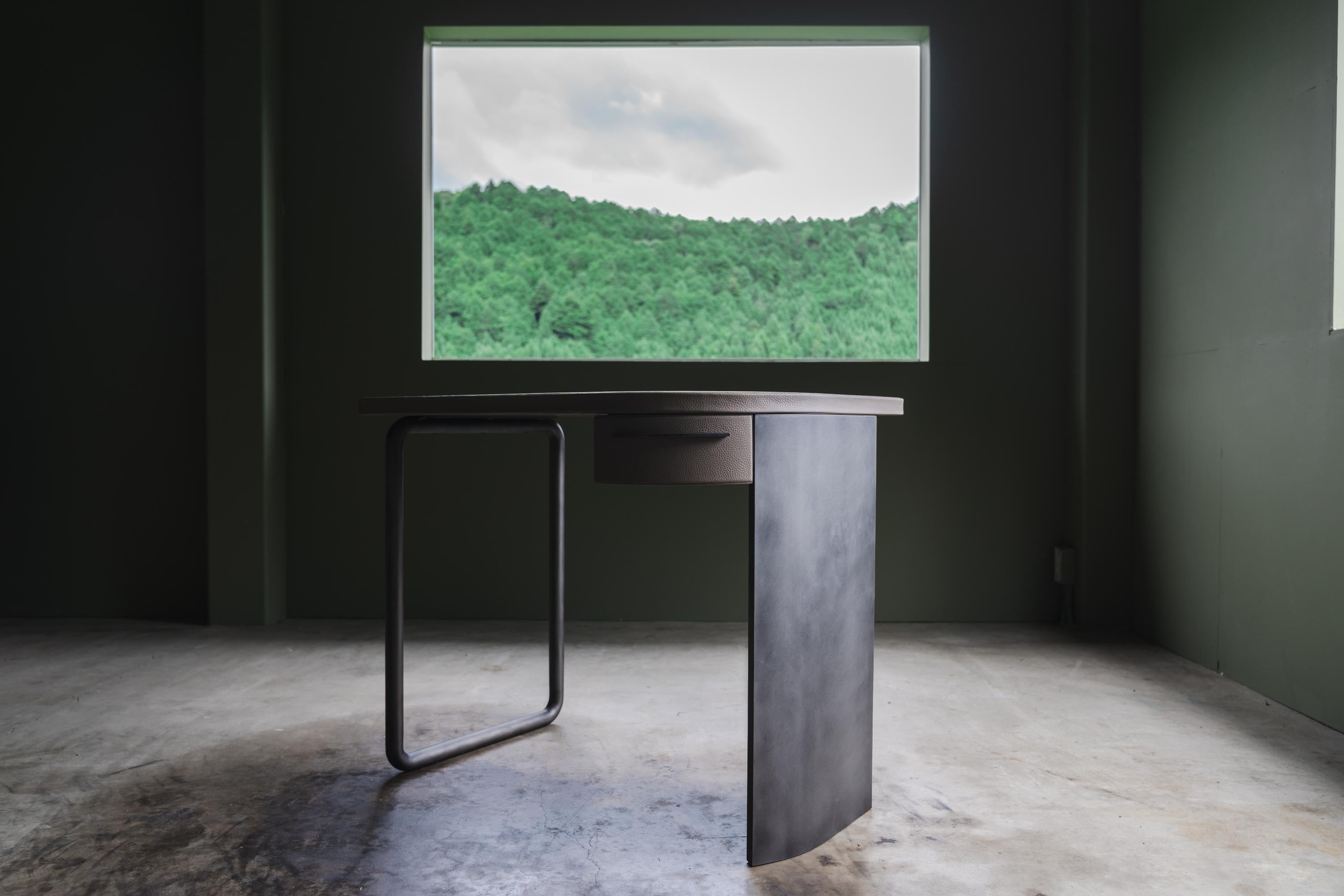 Moderno Scrivania in pelle e ferro Prodotta in Italia Disegnata da Tadashi Murase 2021 in vendita