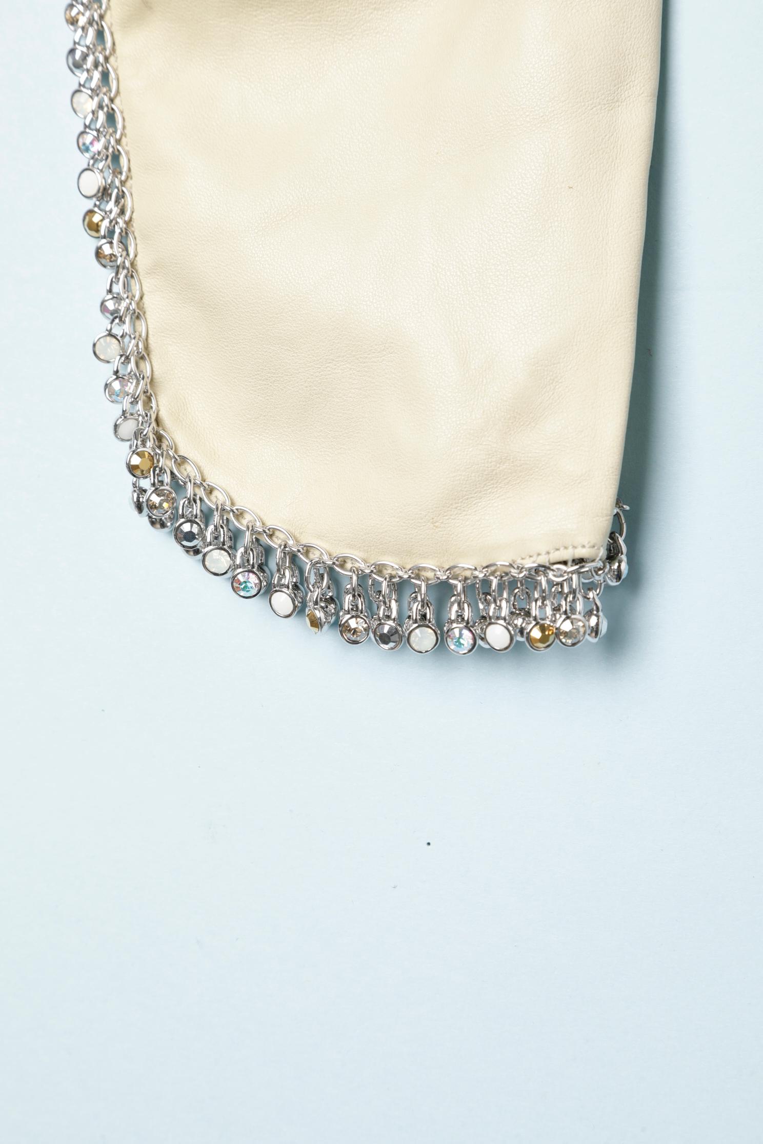 Beige Chaussures à talons en cuir ivoire avec bord en métal de couleur argentée et strass  Swarovski - Sac à main  en vente