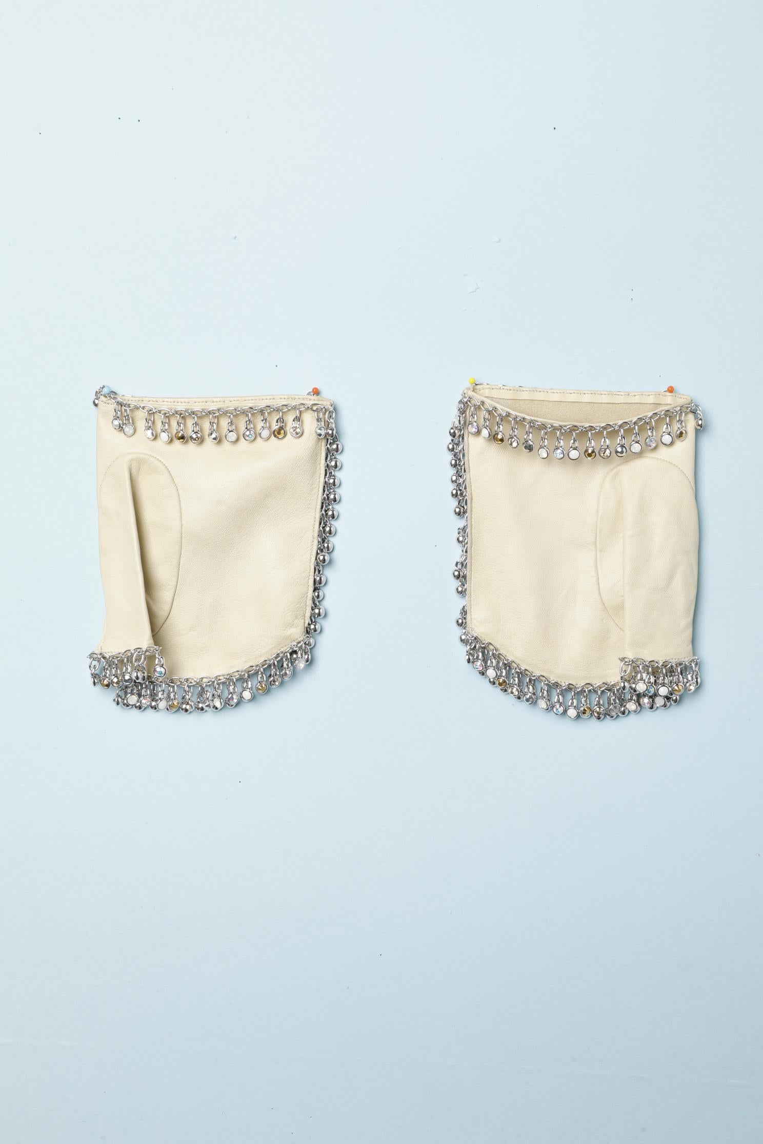 Leather ivory mittens with silver color metal and rhinestone edge  Swarovski  In New Condition For Sale In Saint-Ouen-Sur-Seine, FR