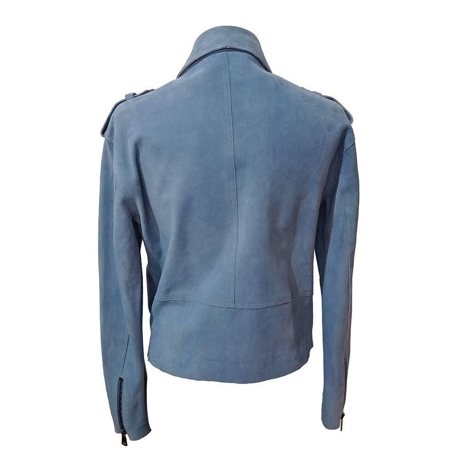 Daim Couleur bleu clair Deux poches Fermeture ZIP Avec ceinture Longueur épaule / ourlet cm 56 (2204 inches) Epaule cm 44 (1732 inches)
