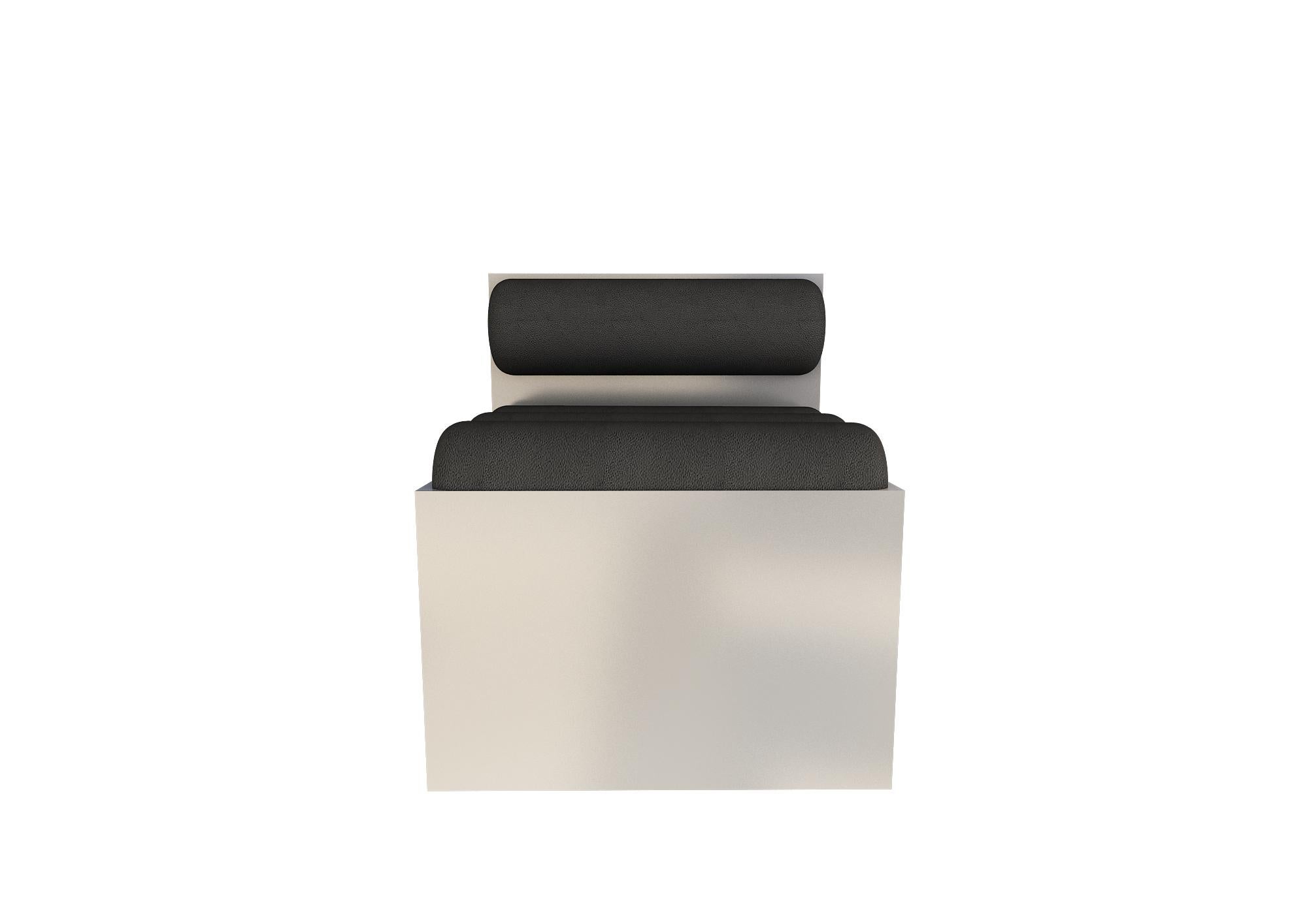 Jam 02 Loungesessel aus Leder von Melis Tatlicibasi
Abmessungen: B 60 x T 60 x H 85 cm
MATERIALIEN: Leder. Sockel aus Naturholz in den Farben Messing, Silber, Gold, Schwarz oder Beige lackiert. 

Auch in Polsterung, Boucle, Samt oder Leder und in