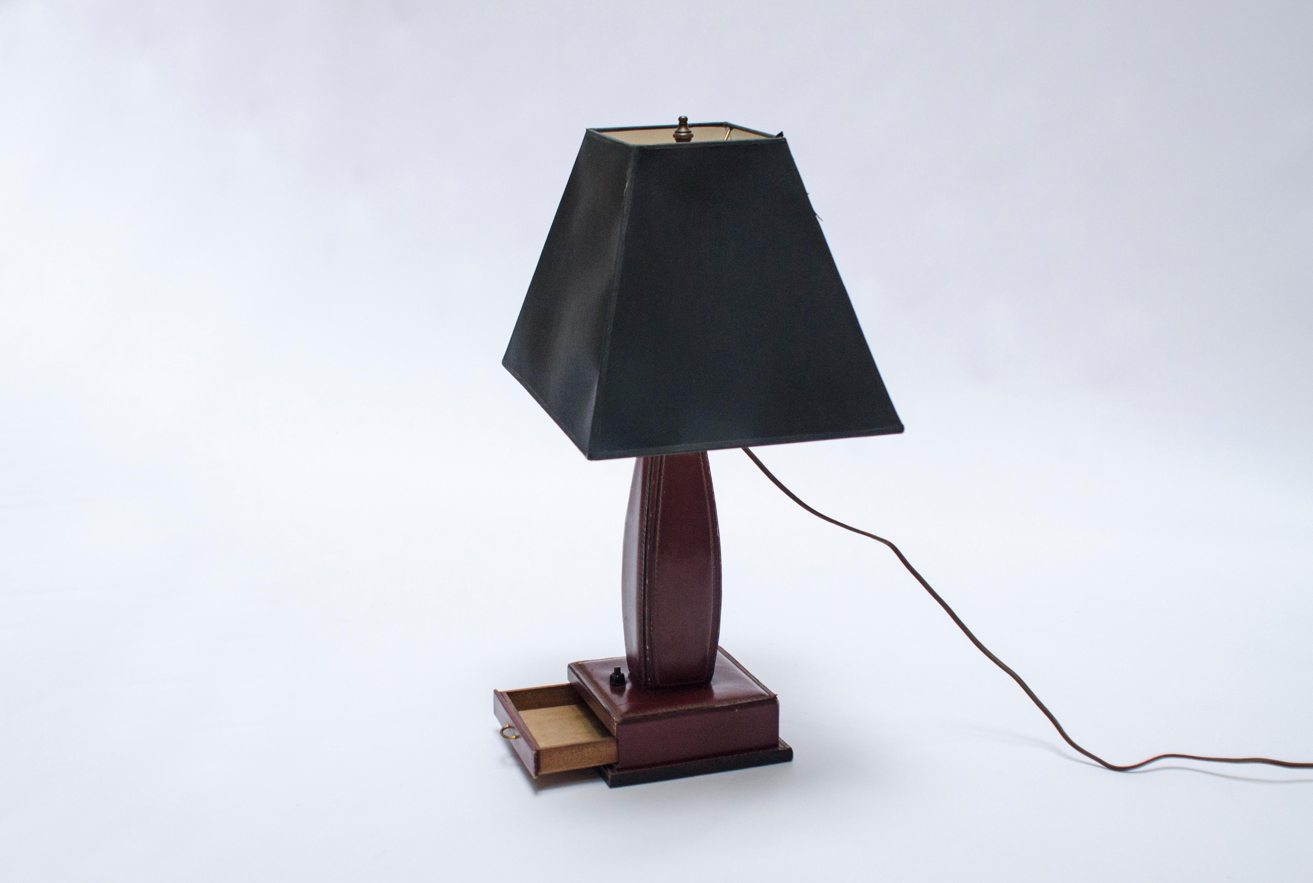 Desk lamp made of wood covered in leather with visible stitching and drawer detail. Design by Jacques Adnet (1900-1984).

France, CIRCA 1950.

(Does not include screen)