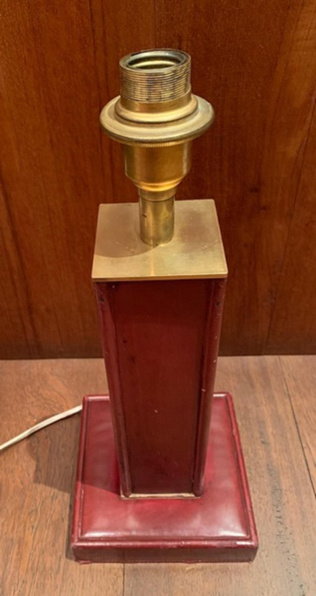 Vollständig mit burgunderfarbenem Sattelleder ummantelte Lampe mit viereckigem Schaft auf rechteckigem Sockel
Dupre Lafon 1940
Höhe ohne Ärmel: 31 cm.
Sockel: 16cm X 16cm.
Lauf: 7,5 cm X 7,5 cm.