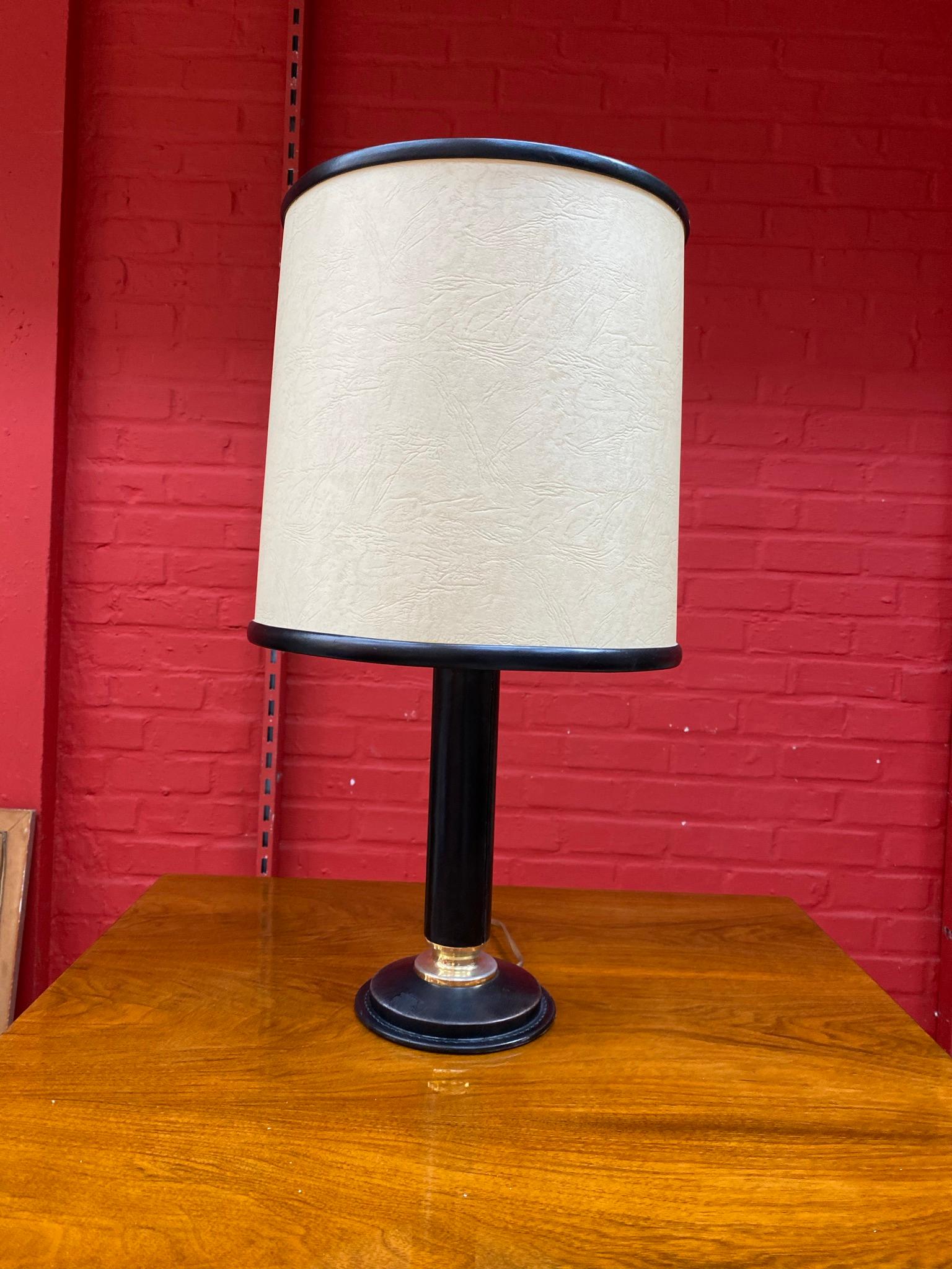 Lederlampe im Stil von Jacques Adnet, um 1950, originaler Lampenschirm in gutem Zustand.
 