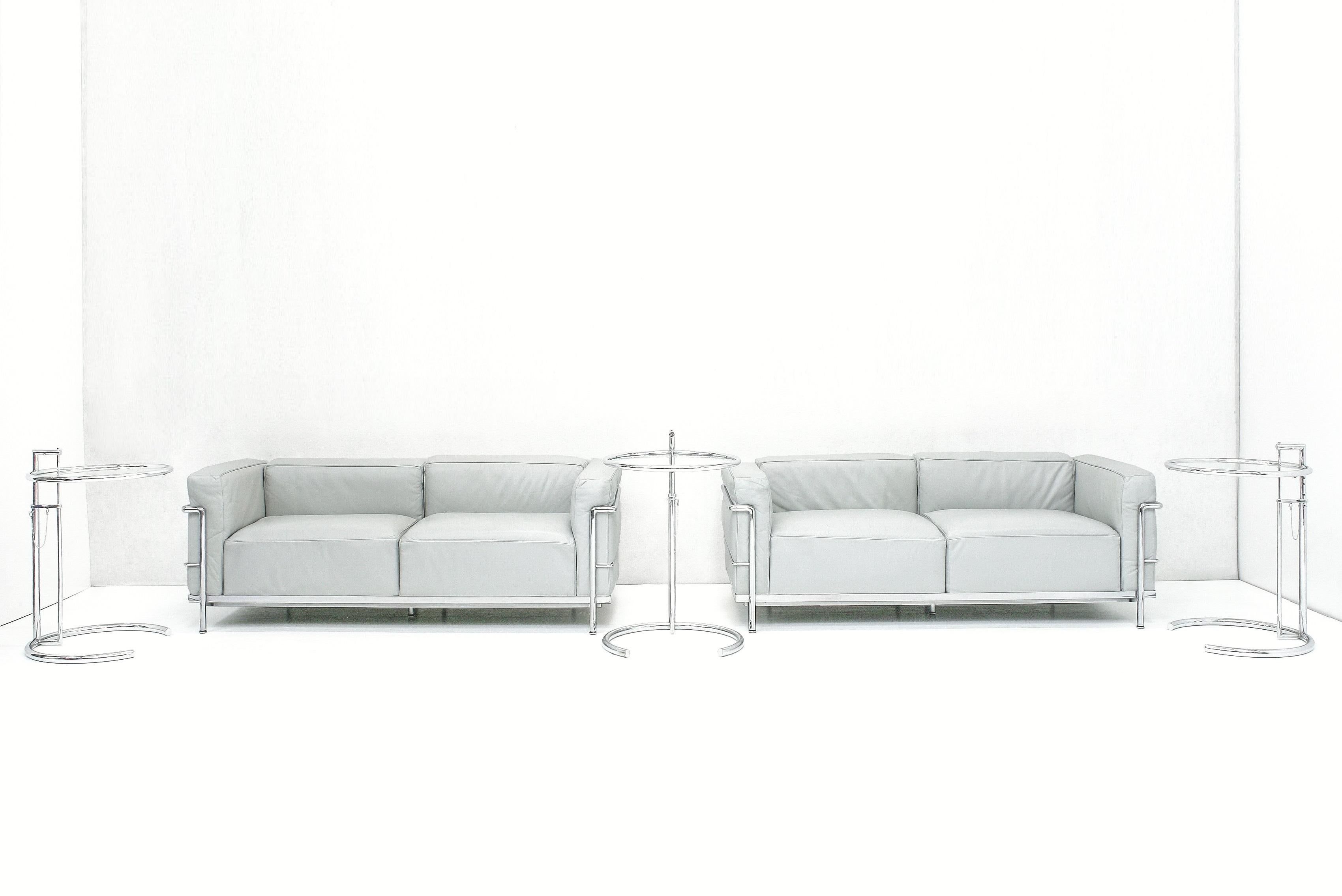 Le canapé LC3 est une pièce emblématique du design moderniste, conçu en 1928 par Le Corbusier, Pierre Jeanneret et Charlotte Perriand. Le canapé est un symbole d'élégance intemporelle et de confort exceptionnel, avec une combinaison unique de