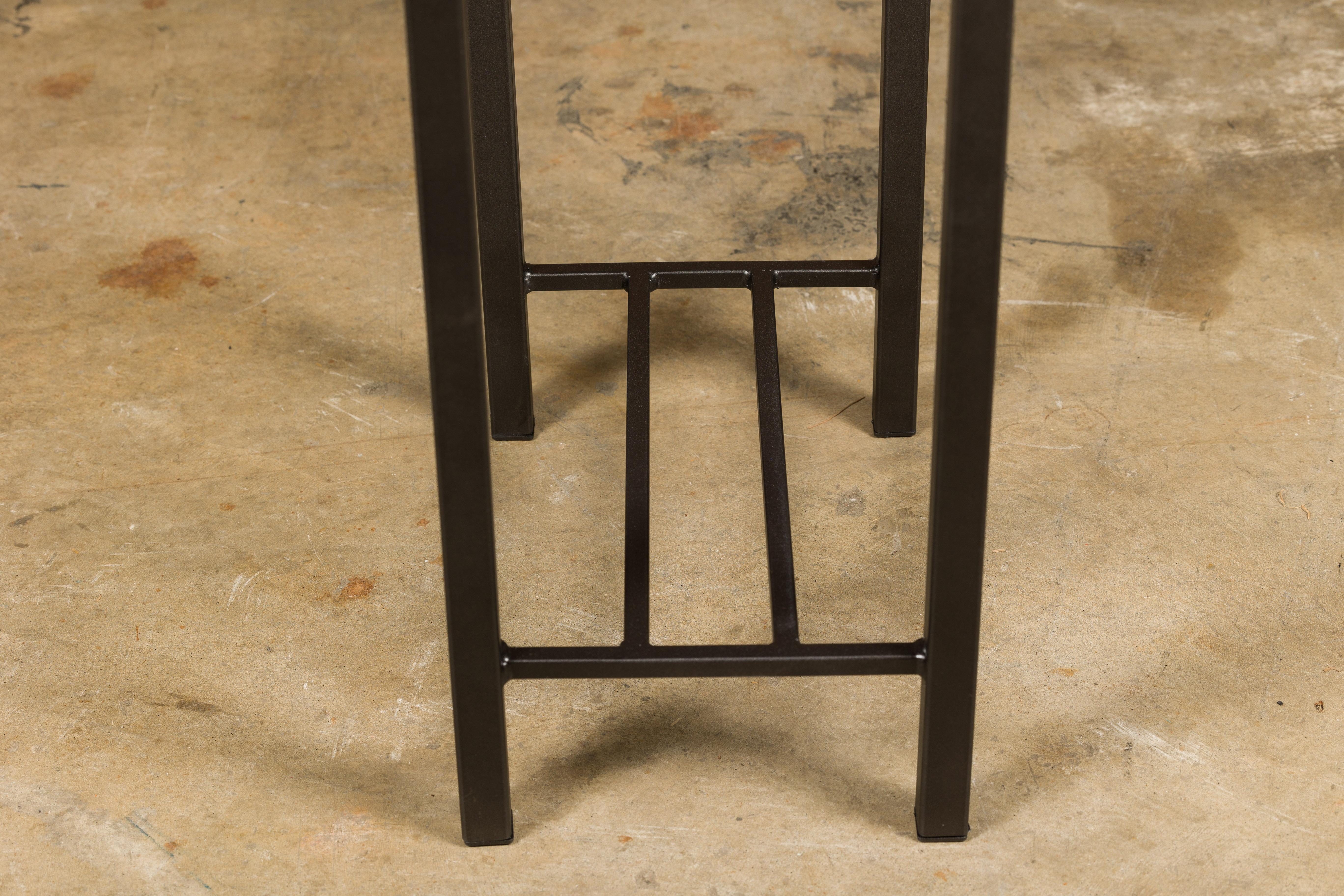 Petite table d'appoint Louis Vuitton avec base en métal personnalisée et brancards en vente 5