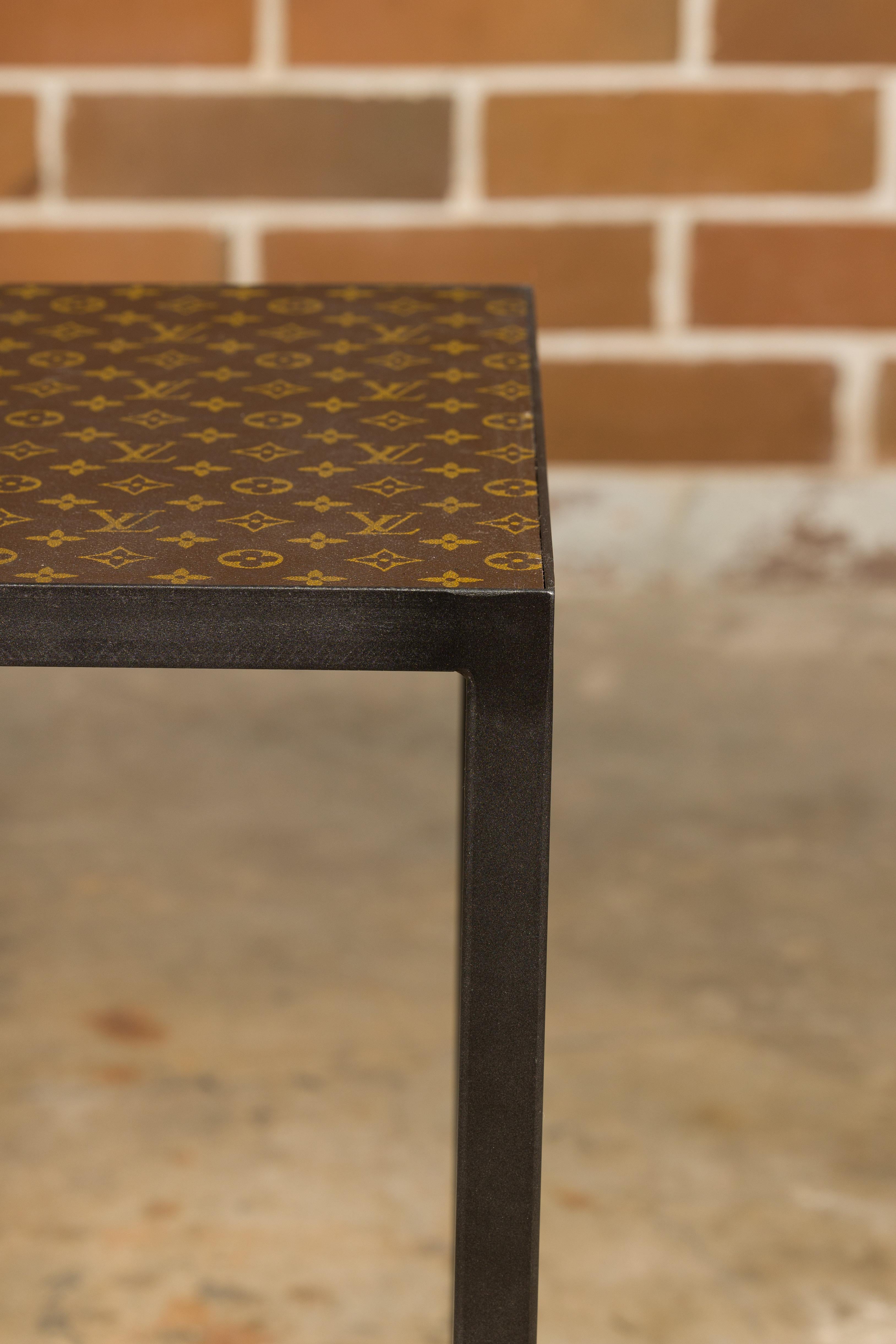 Petite table d'appoint Louis Vuitton avec base en métal personnalisée et brancards en vente 6