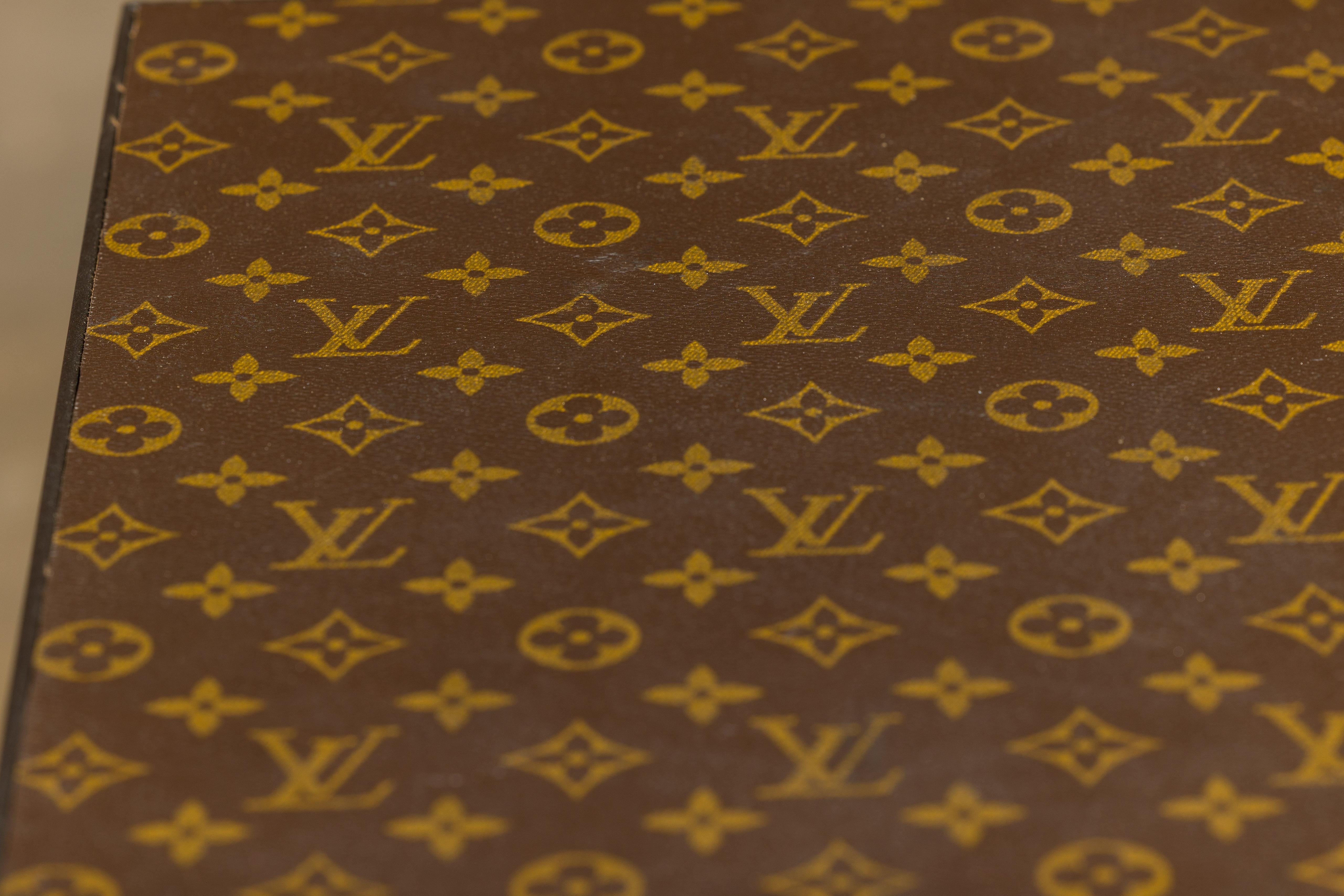 Petite table d'appoint Louis Vuitton avec base en métal personnalisée et brancards en vente 7