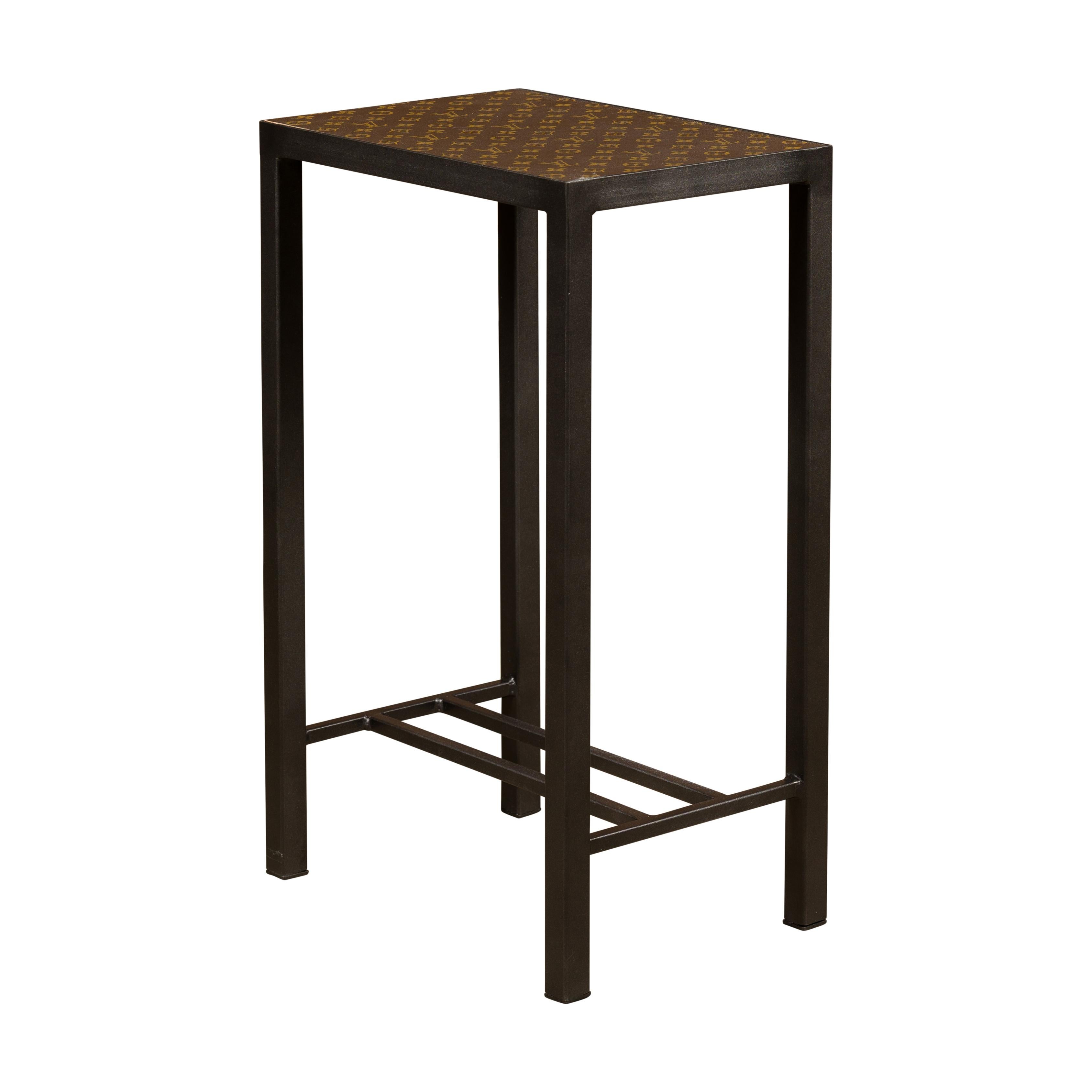 Petite table d'appoint Louis Vuitton avec base en métal personnalisée et brancards en vente 8