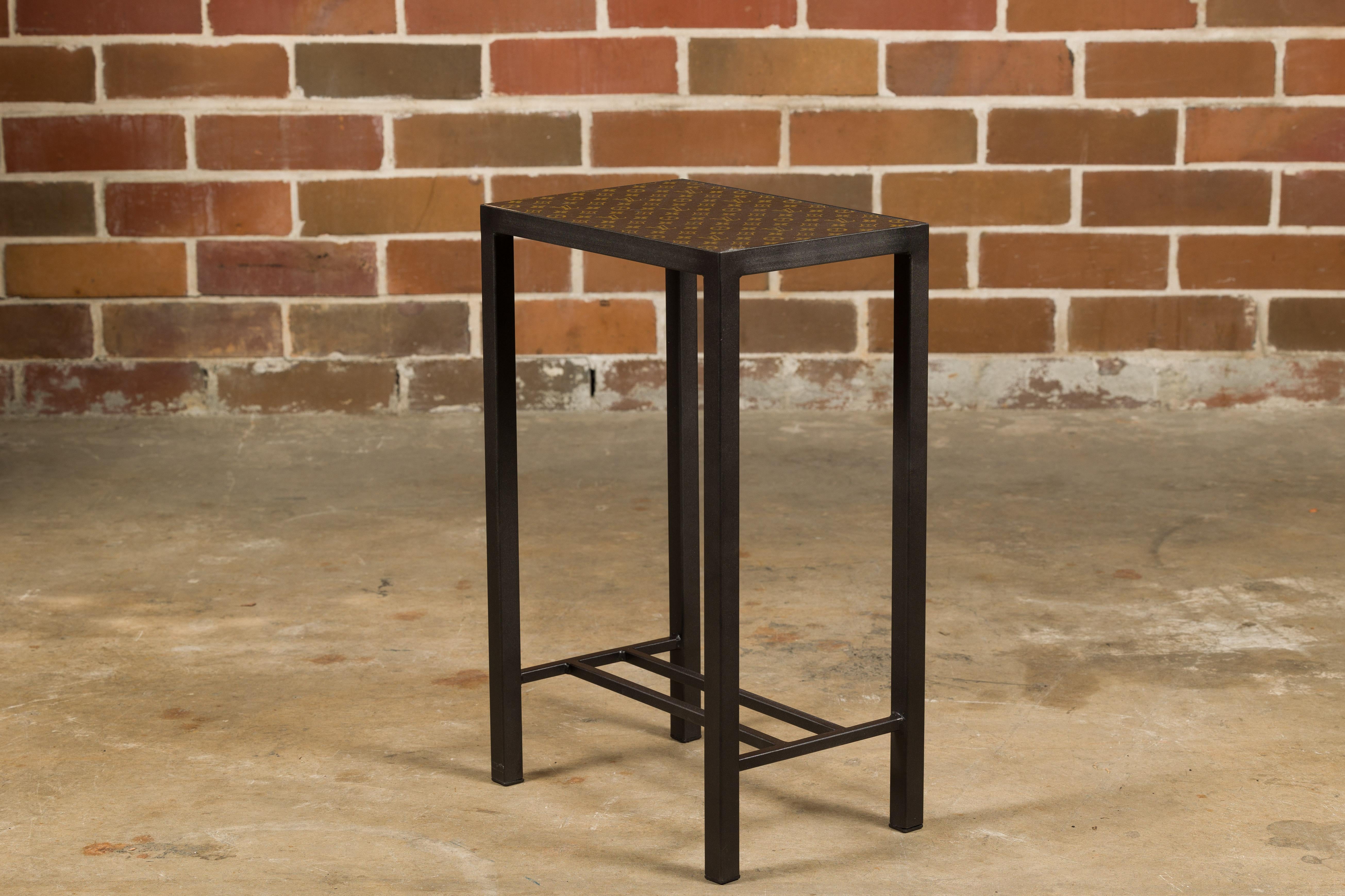 Petite table d'appoint Louis Vuitton avec base en métal personnalisée et brancards Bon état - En vente à Atlanta, GA