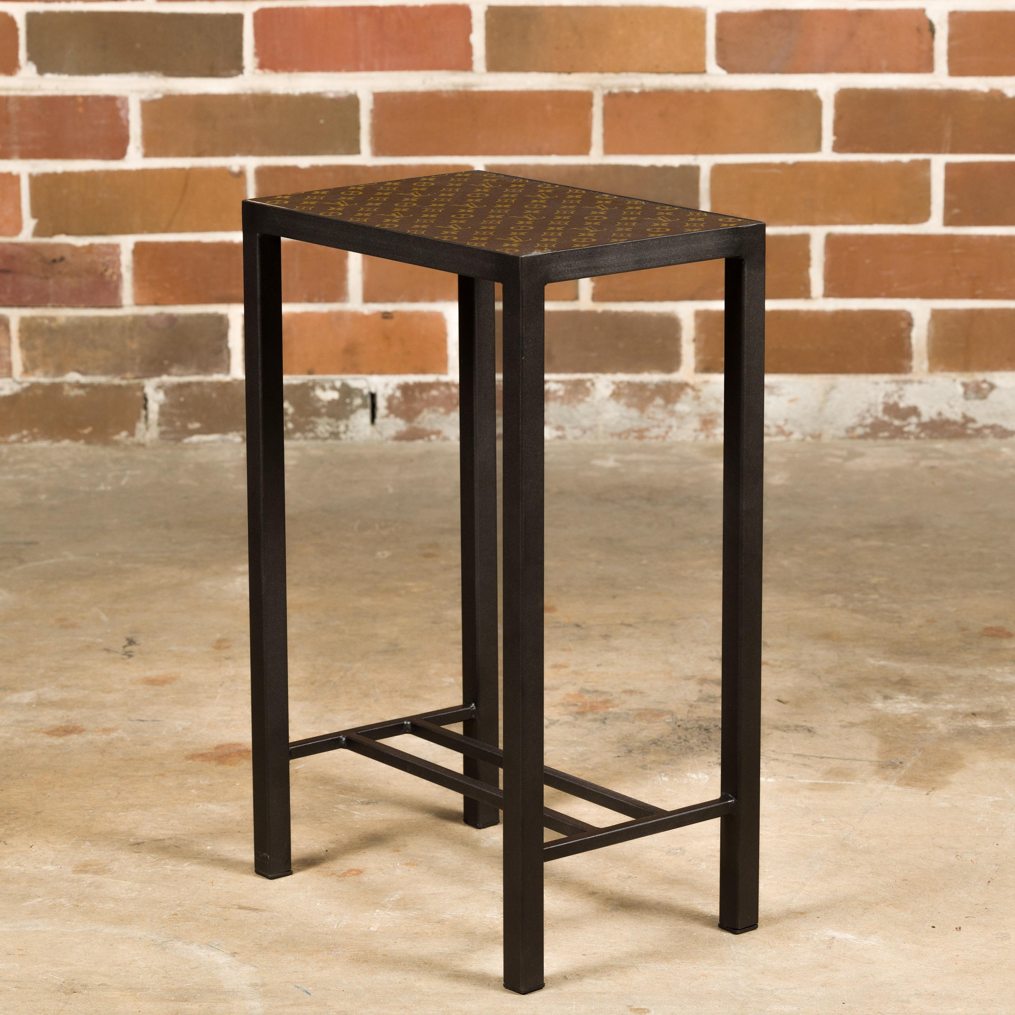 XXIe siècle et contemporain Petite table d'appoint Louis Vuitton avec base en métal personnalisée et brancards en vente
