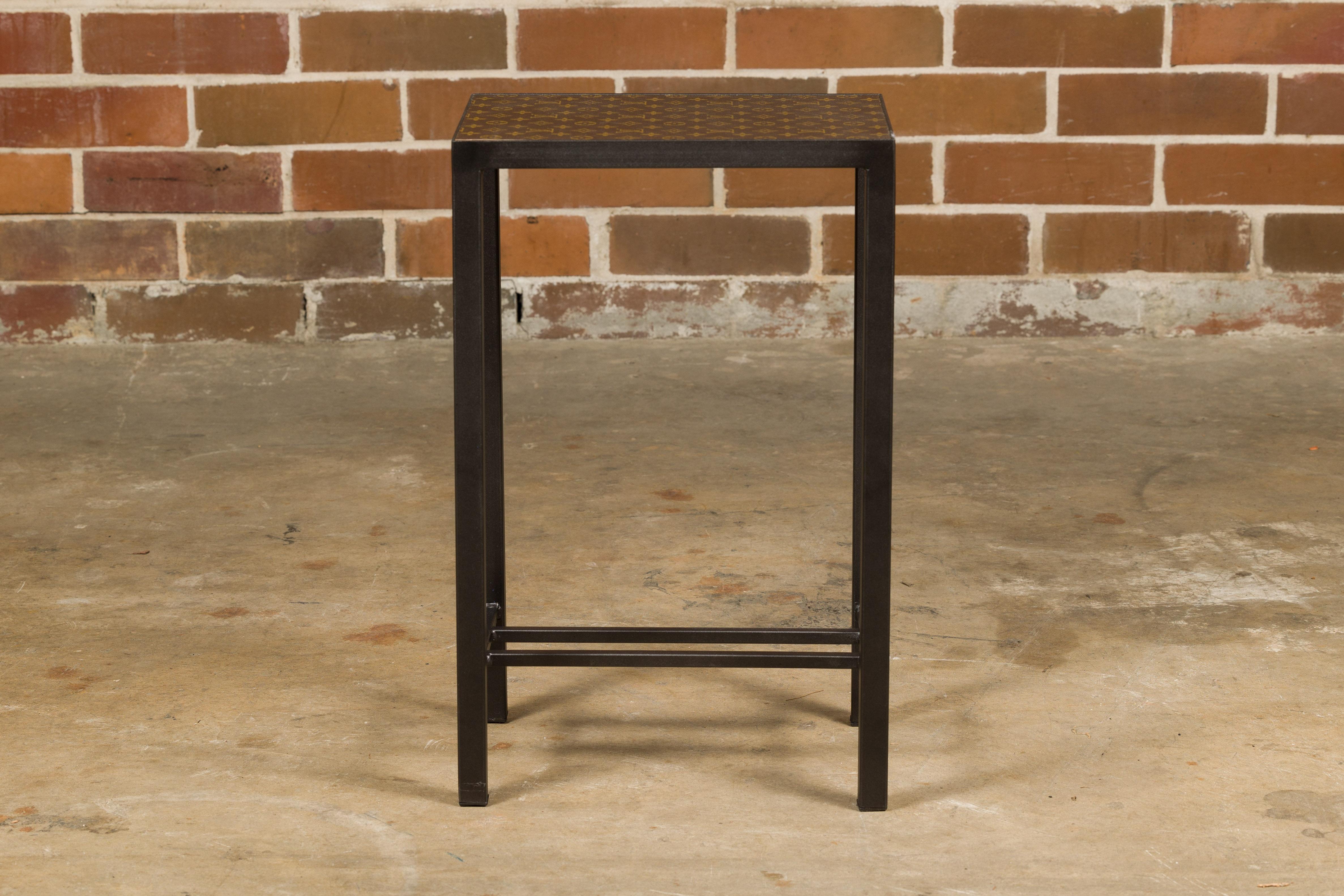 Métal Petite table d'appoint Louis Vuitton avec base en métal personnalisée et brancards en vente