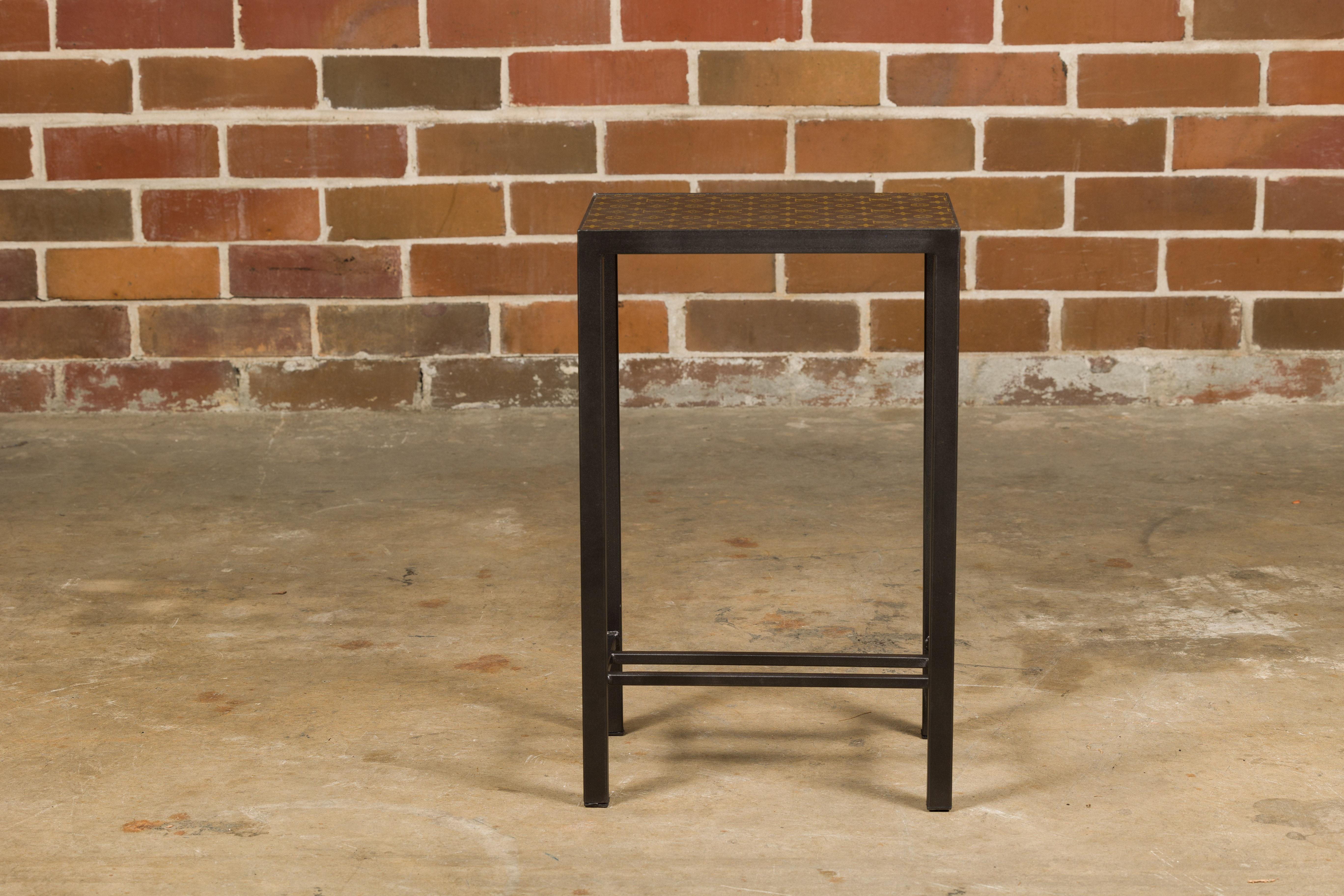 Petite table d'appoint Louis Vuitton avec base en métal personnalisée et brancards en vente 2