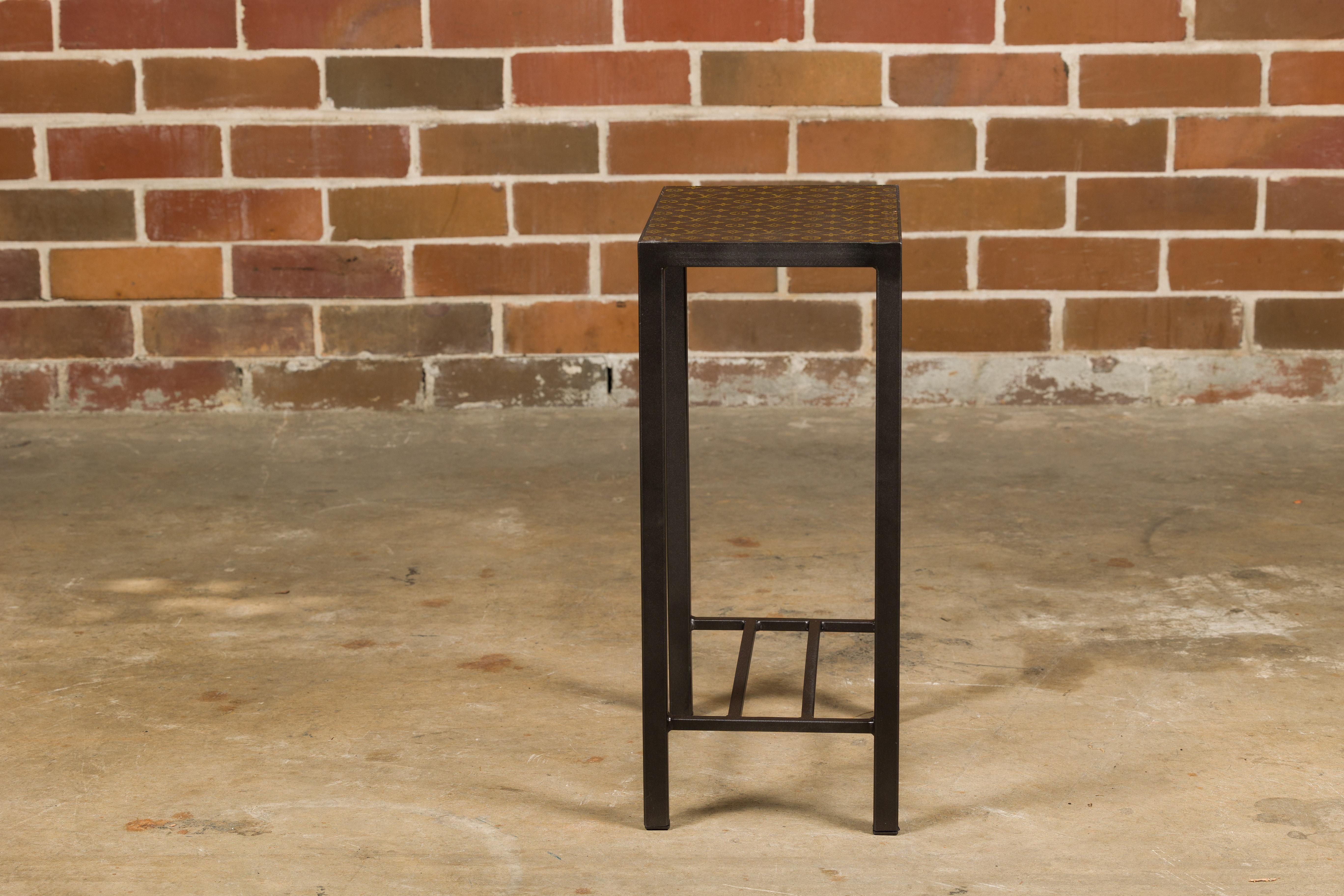 Petite table d'appoint Louis Vuitton avec base en métal personnalisée et brancards en vente 3