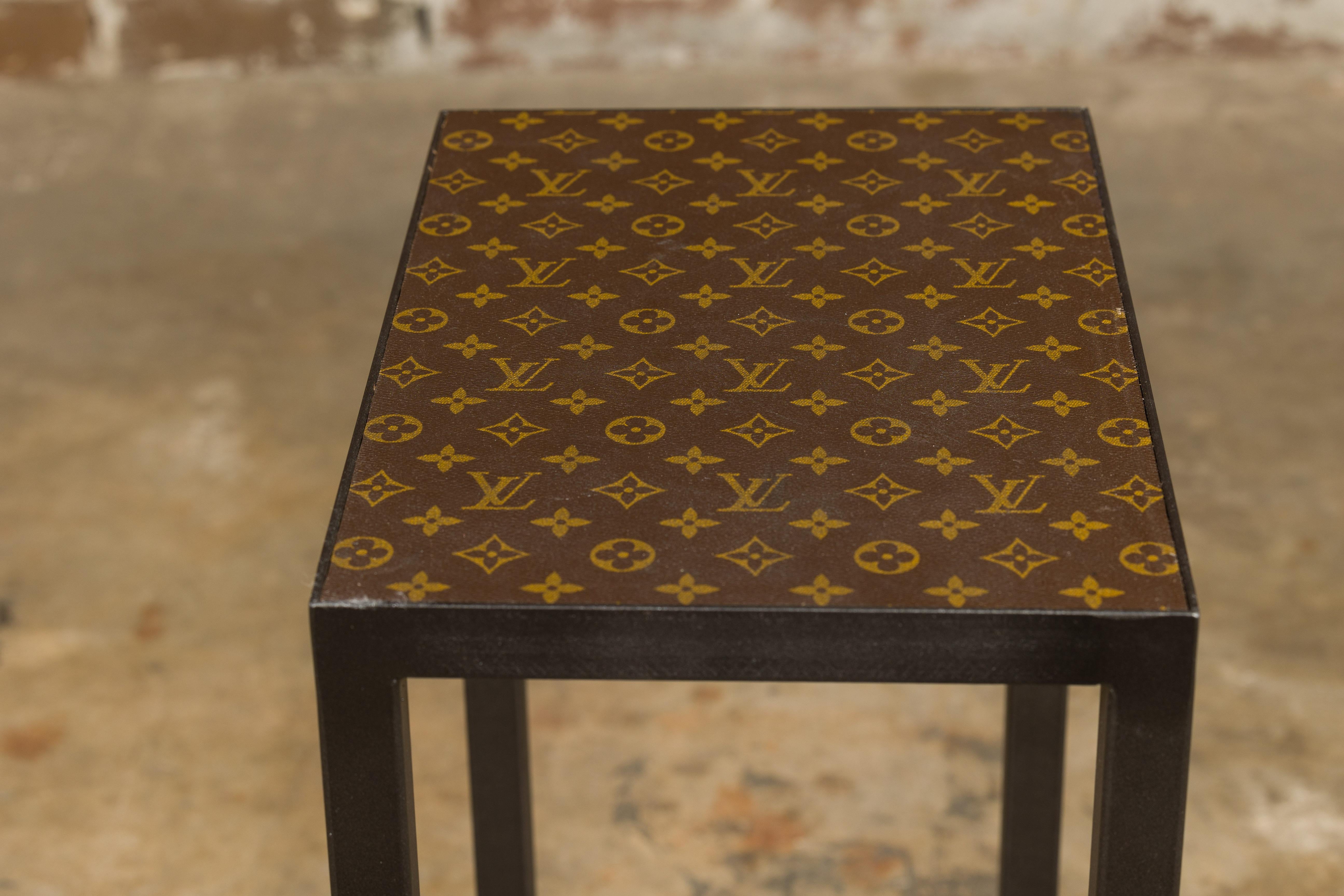 Petite table d'appoint Louis Vuitton avec base en métal personnalisée et brancards en vente 4