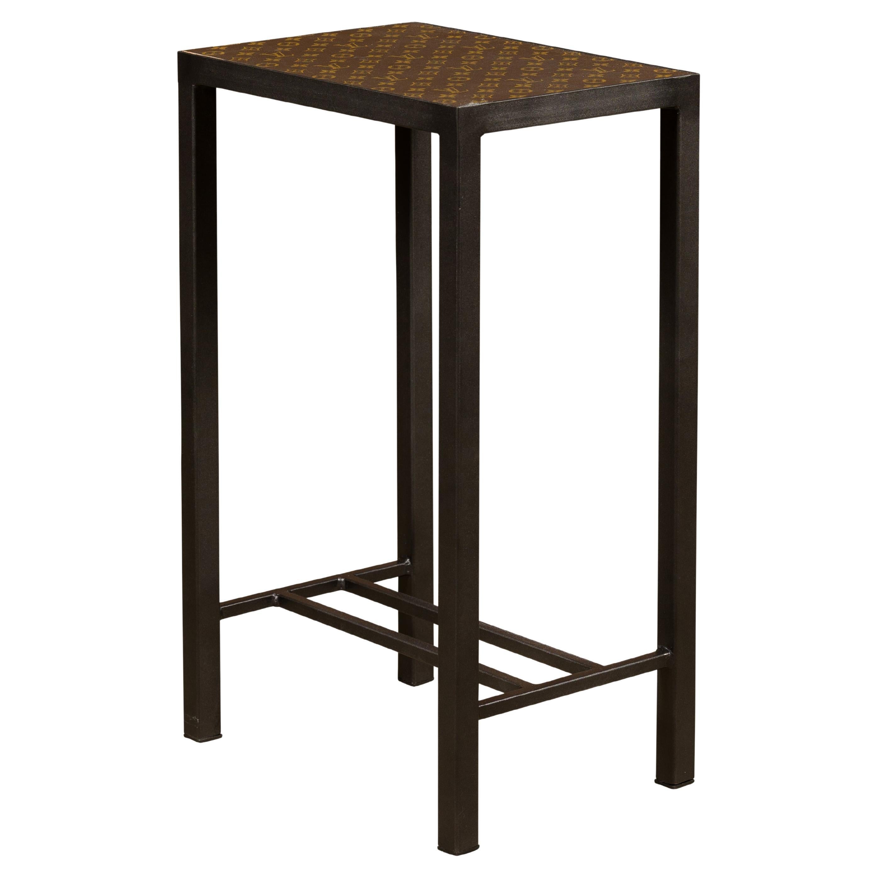 Petite table d'appoint Louis Vuitton avec base en métal personnalisée et brancards