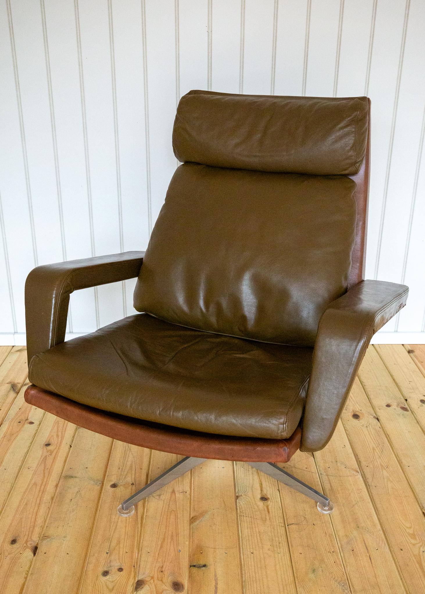 Leather Lounge Armchair and Footstool 1960s Hans Kaufeld Mid Century MCM Swivel en vente 2
