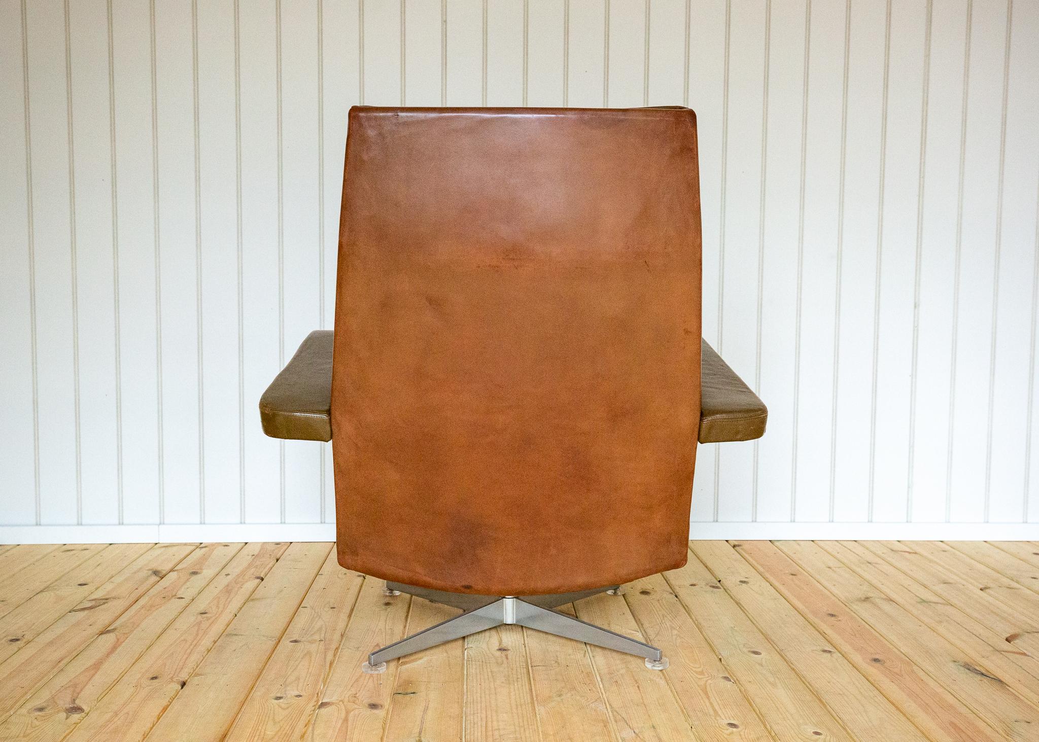 Leather Lounge Armchair and Footstool 1960s Hans Kaufeld Mid Century MCM Swivel en vente 6