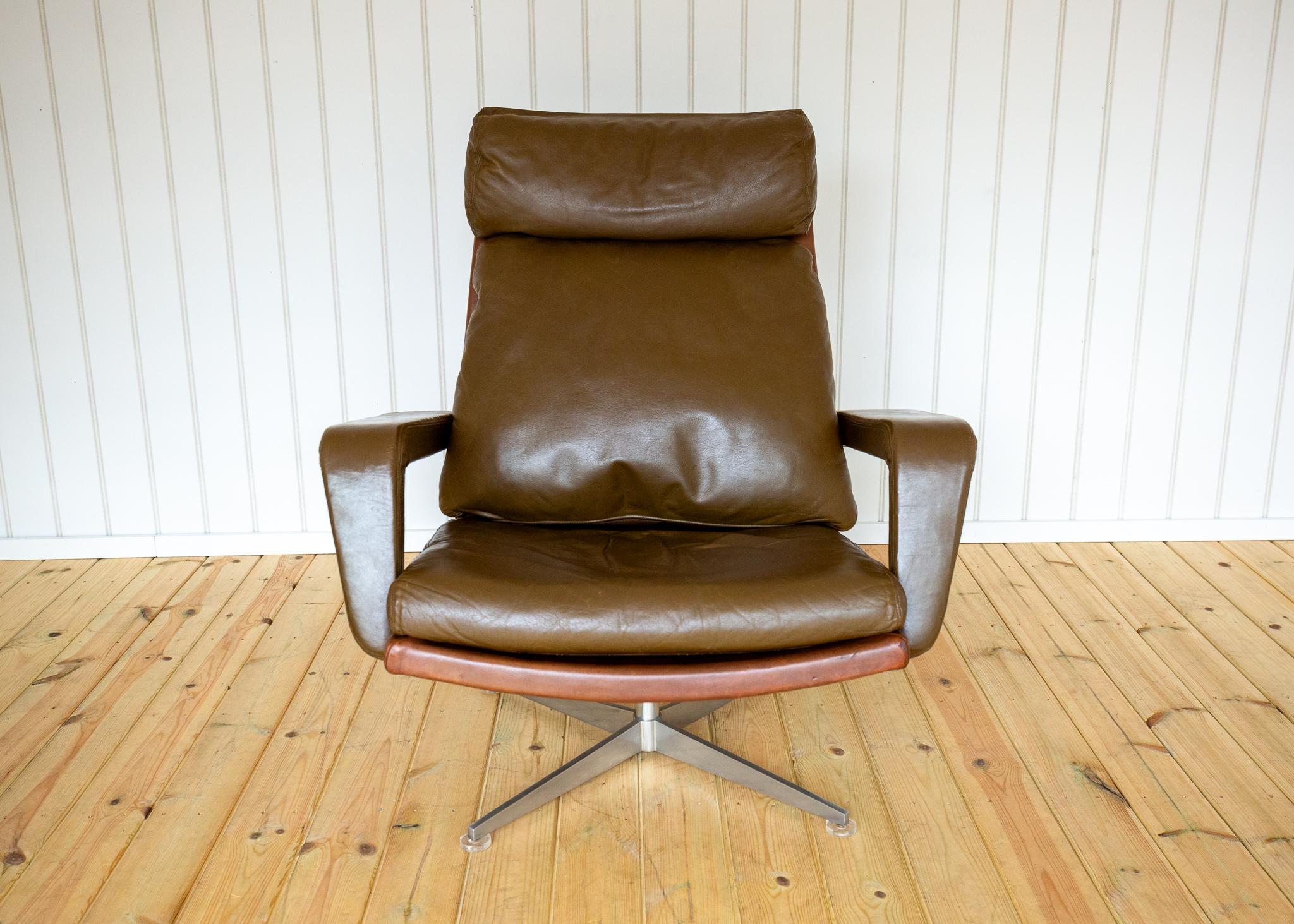 Mid-Century Modern Leather Lounge Armchair and Footstool 1960s Hans Kaufeld Mid Century MCM Swivel en vente
