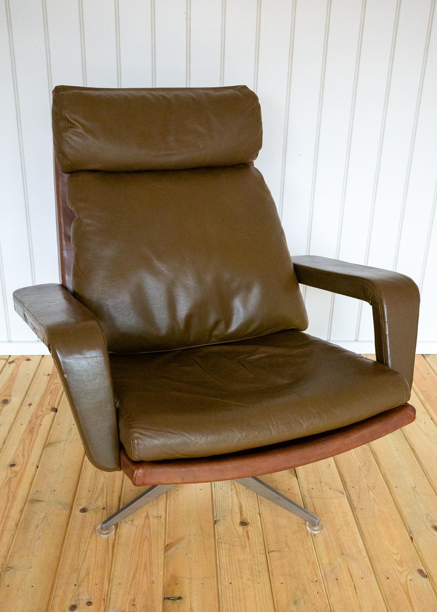 Allemand Leather Lounge Armchair and Footstool 1960s Hans Kaufeld Mid Century MCM Swivel en vente
