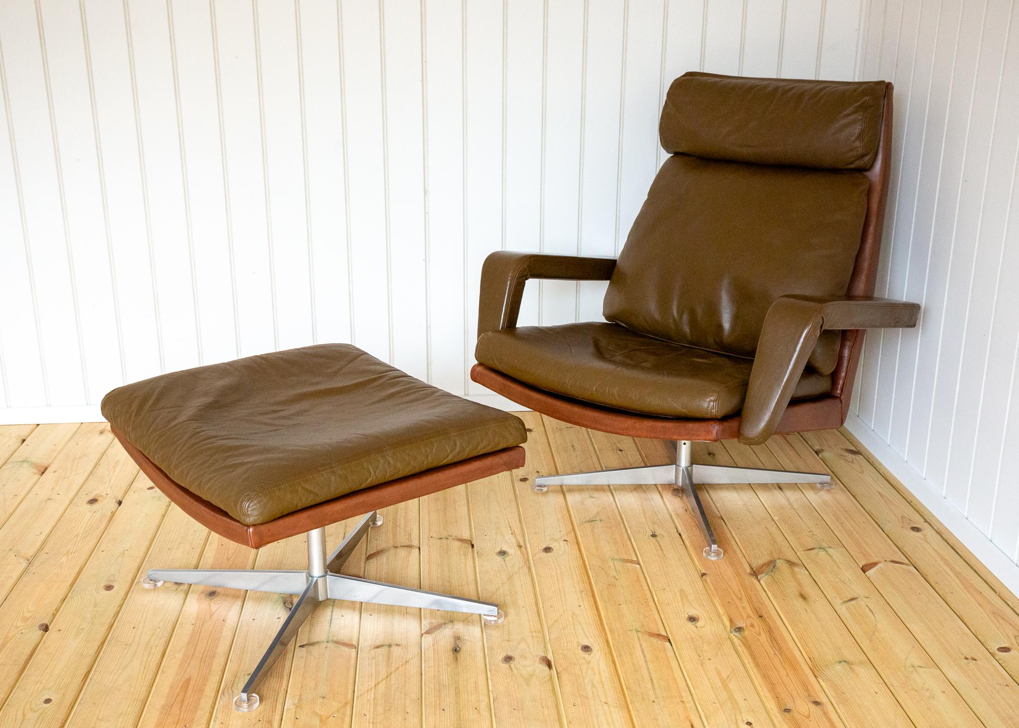 Forgé Leather Lounge Armchair and Footstool 1960s Hans Kaufeld Mid Century MCM Swivel en vente