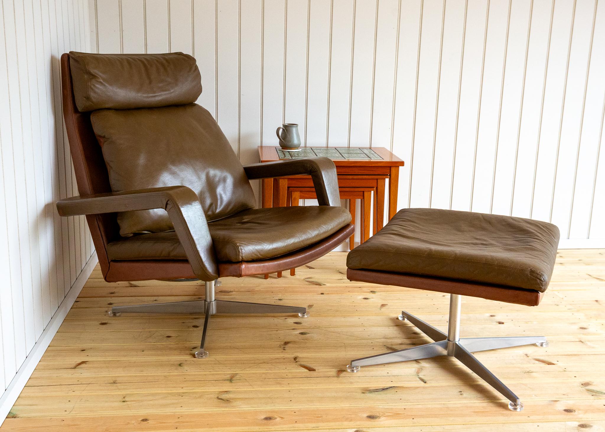 20ième siècle Leather Lounge Armchair and Footstool 1960s Hans Kaufeld Mid Century MCM Swivel en vente