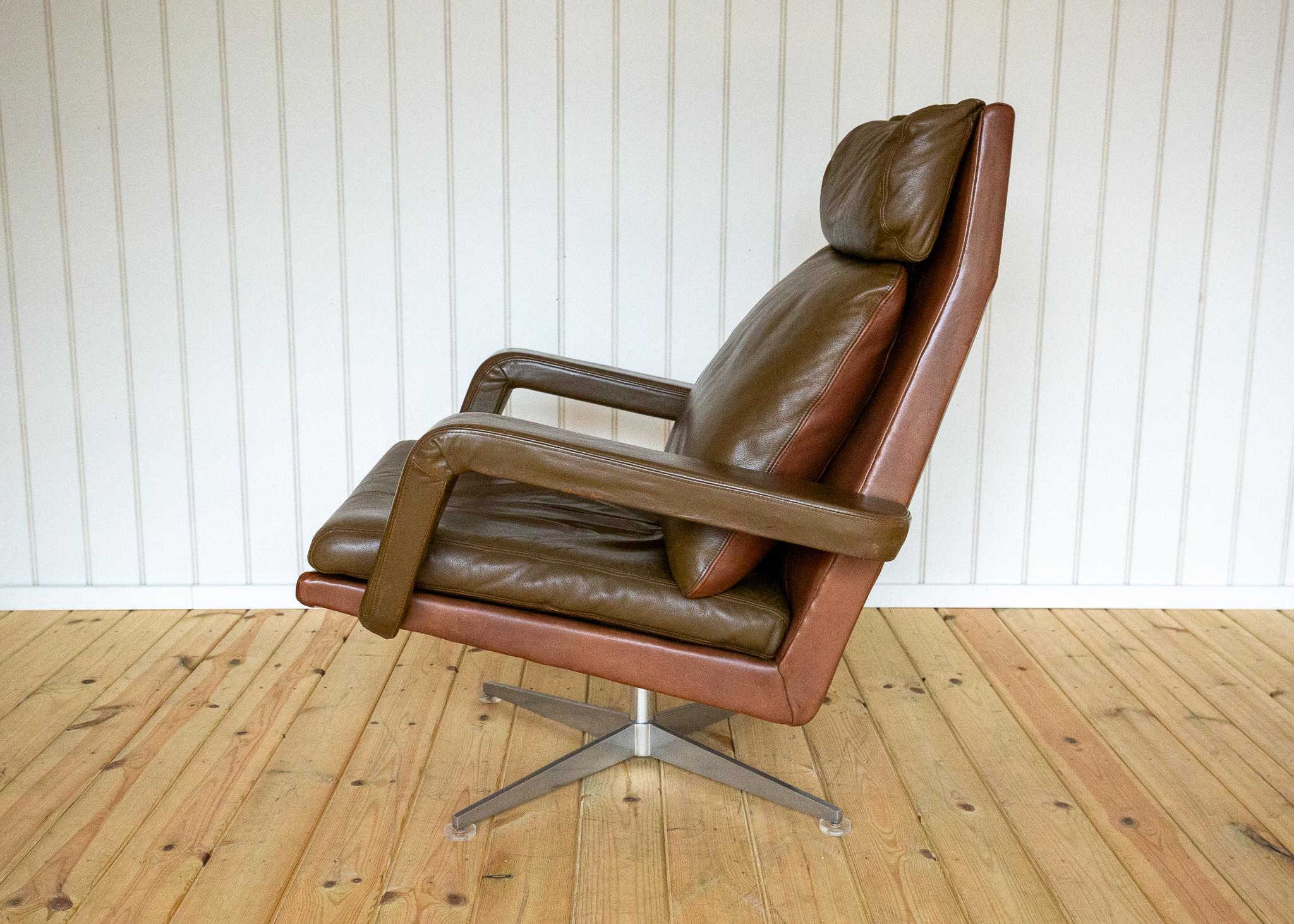 Aluminium Leather Lounge Armchair and Footstool 1960s Hans Kaufeld Mid Century MCM Swivel en vente