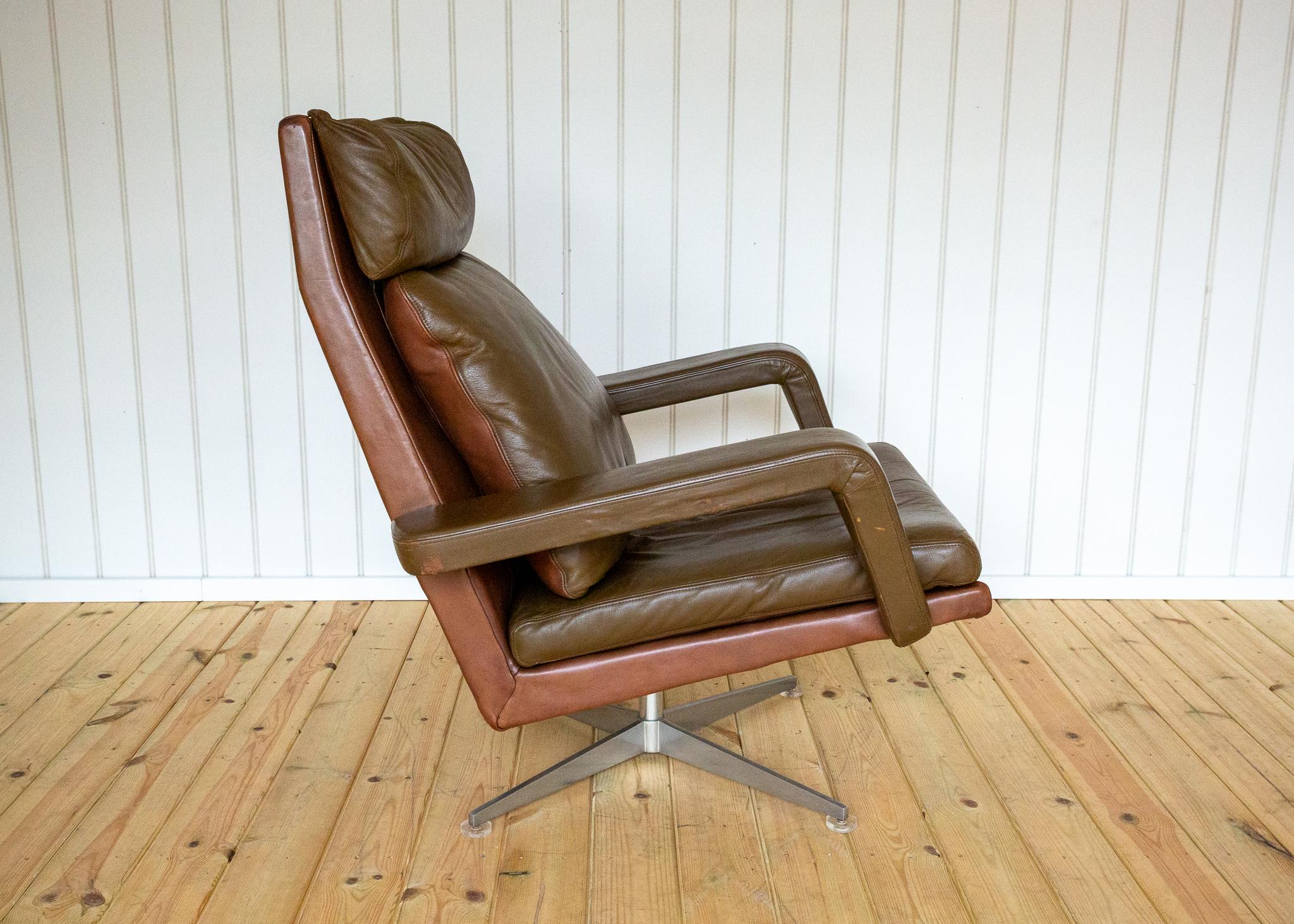 Leather Lounge Armchair and Footstool 1960s Hans Kaufeld Mid Century MCM Swivel en vente 1