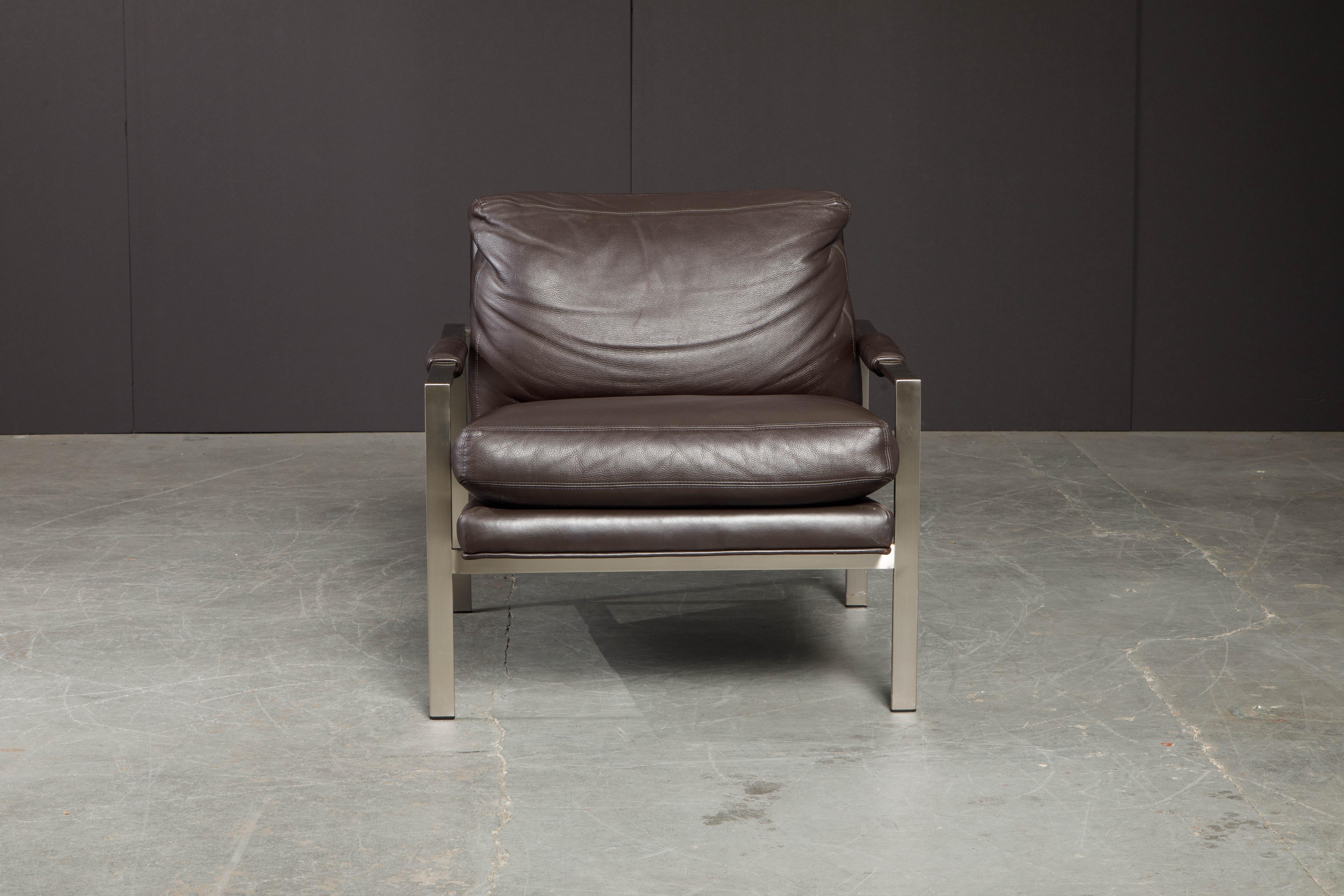 Ces élégants fauteuils de salon en cuir pleine fleur sont l'œuvre de Milo Baughman pour Thayer Cogne. Conçus à l'origine en 1966, cet ensemble est plus récent et produit par Thayer Coggin à High Point, en Caroline du Nord, et fabriqué aux