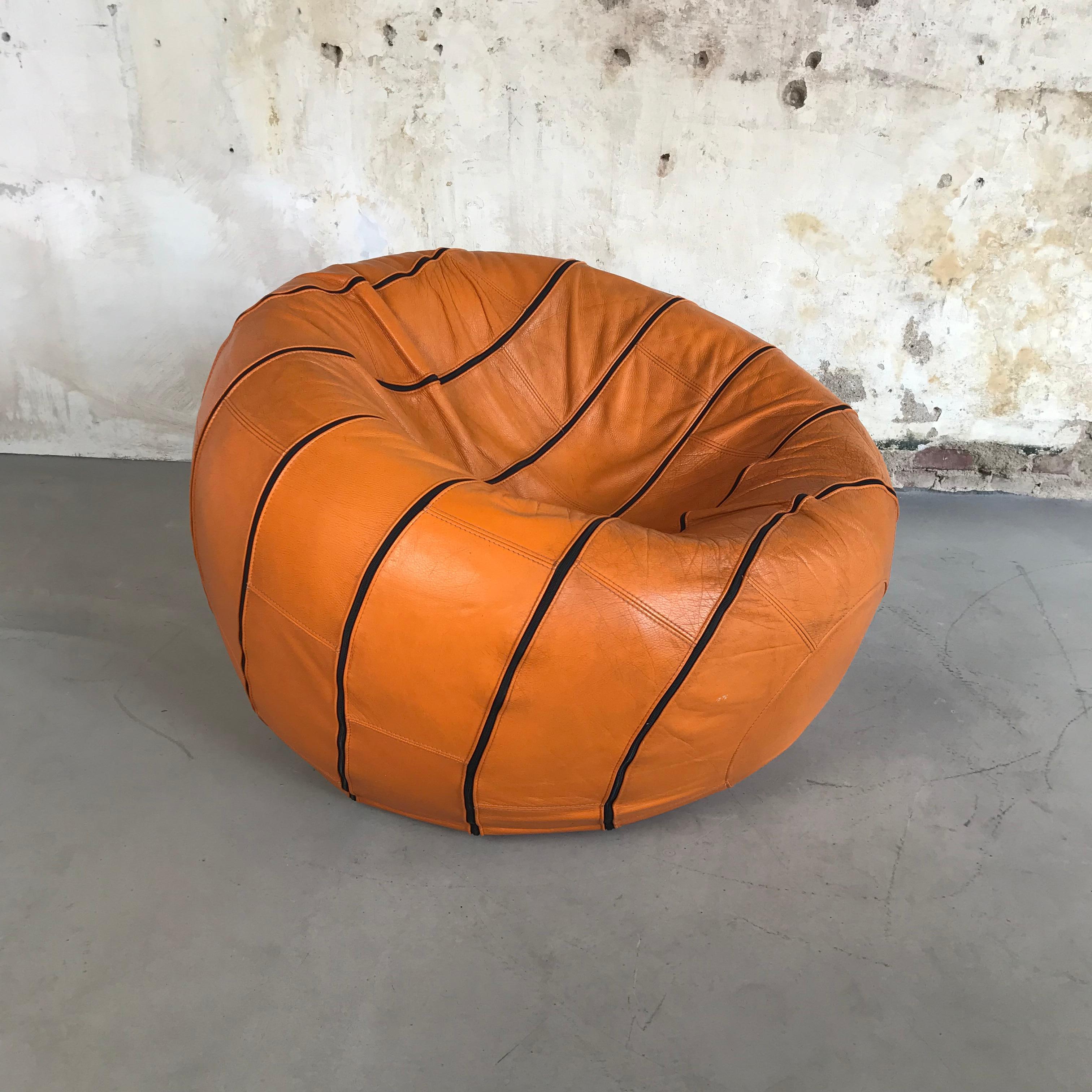 La groovy sitball in pelle 'Adam's Temptation' di Edwin Niekel & Taco Regtien per Leolux , anni '80. Ci è stato detto che il pouf è stato progettato per 