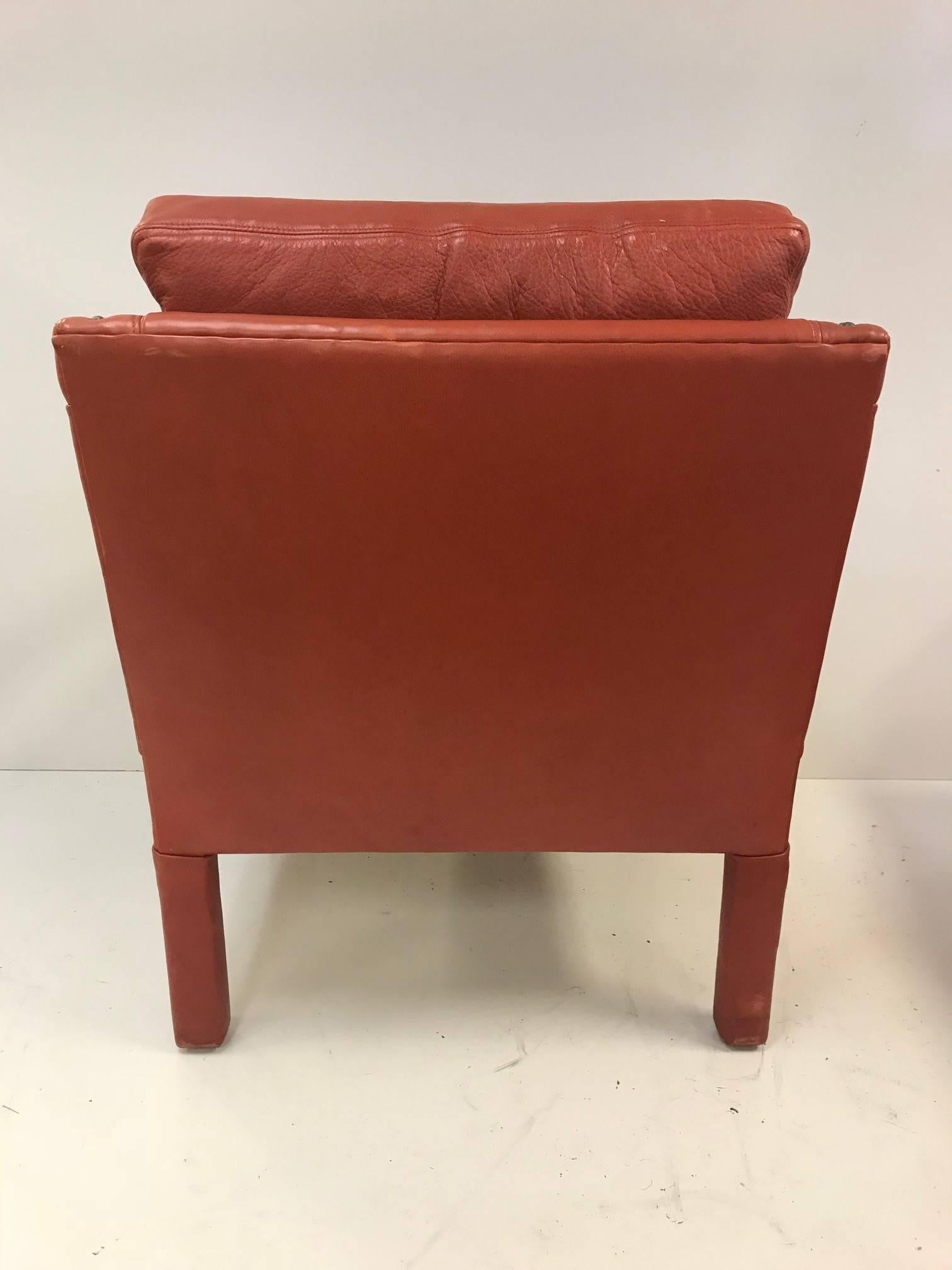 Mid-Century Modern Fauteuil de salon et repose-pieds en cuir style Gilbert Rohde en vente