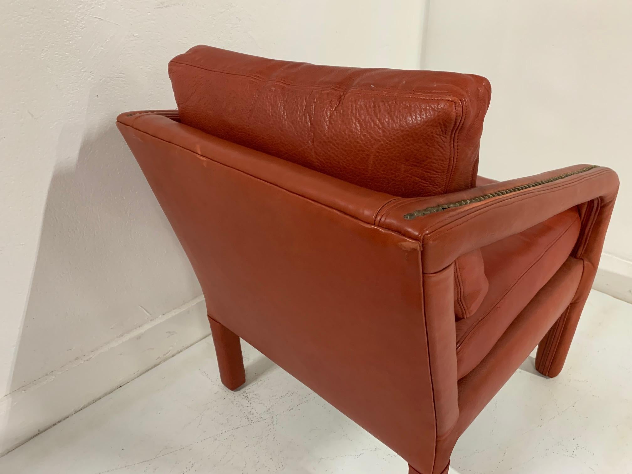 Mid-20th Century Leather Lounge Chair and Ottoman Style of Gilbert Rohde For Sale