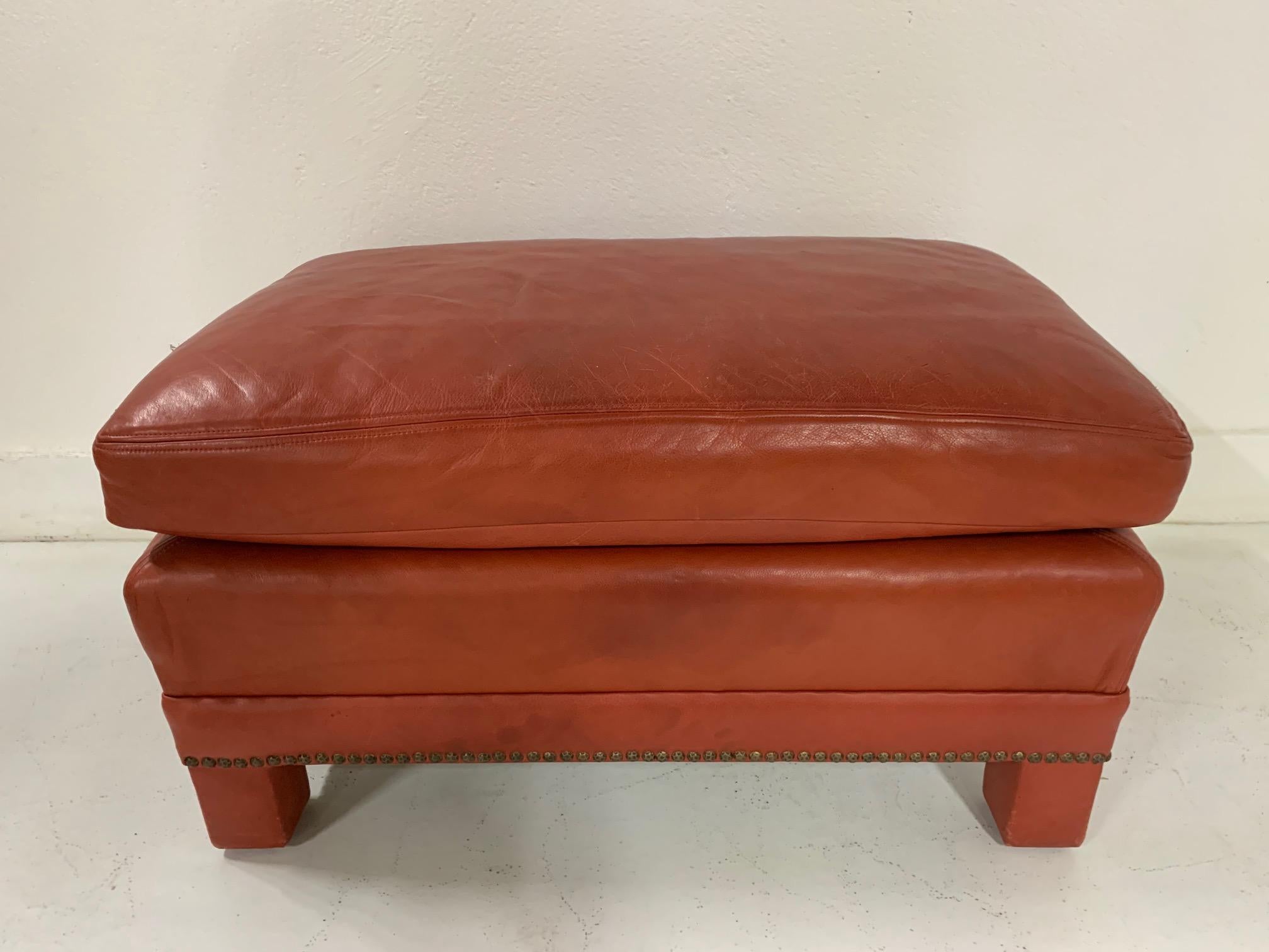 Fauteuil de salon et repose-pieds en cuir style Gilbert Rohde en vente 1