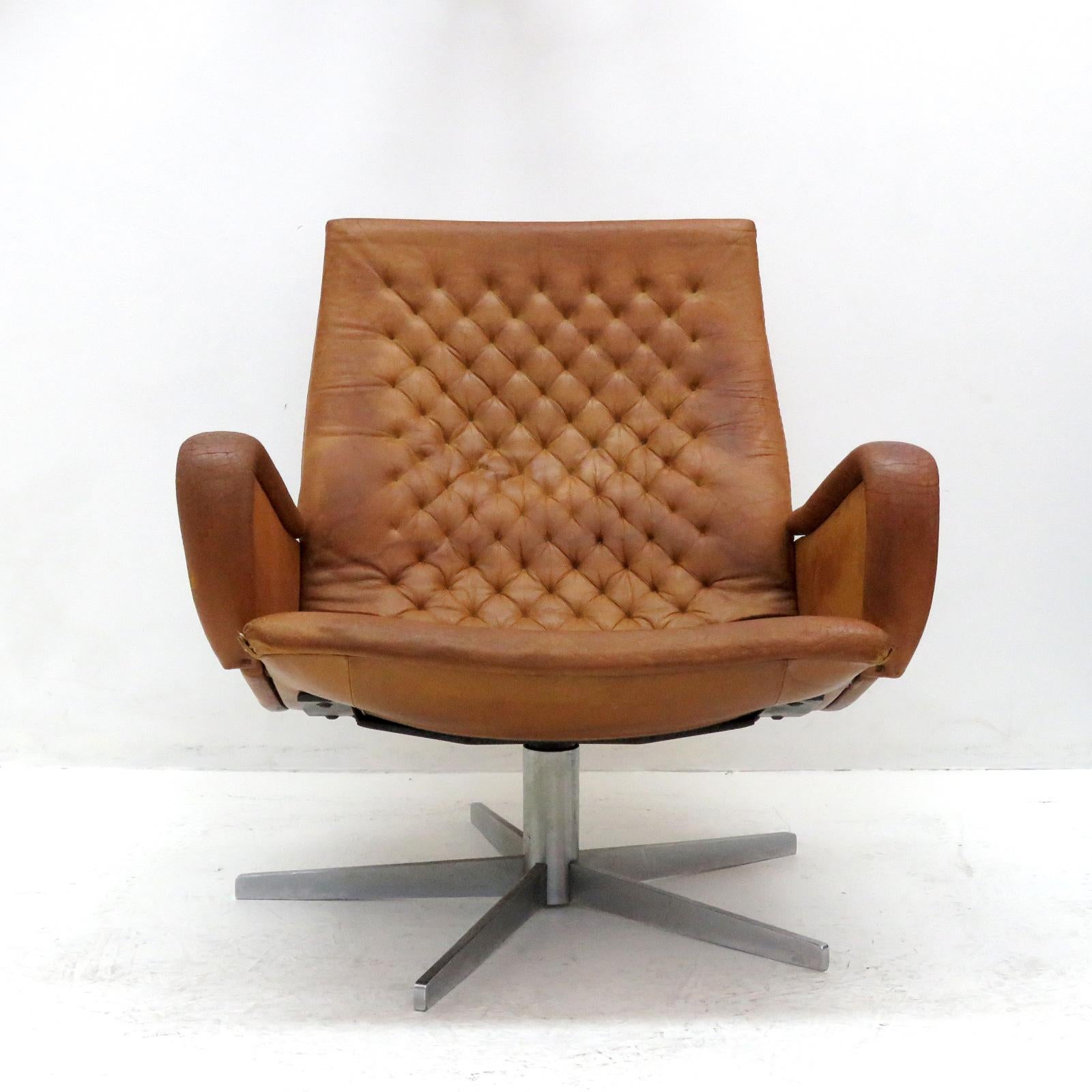 Wonderful leather lounge chair DS-51 by De Sede, Germany, original thick, cognac colored tufted leather on a rotating metal base.