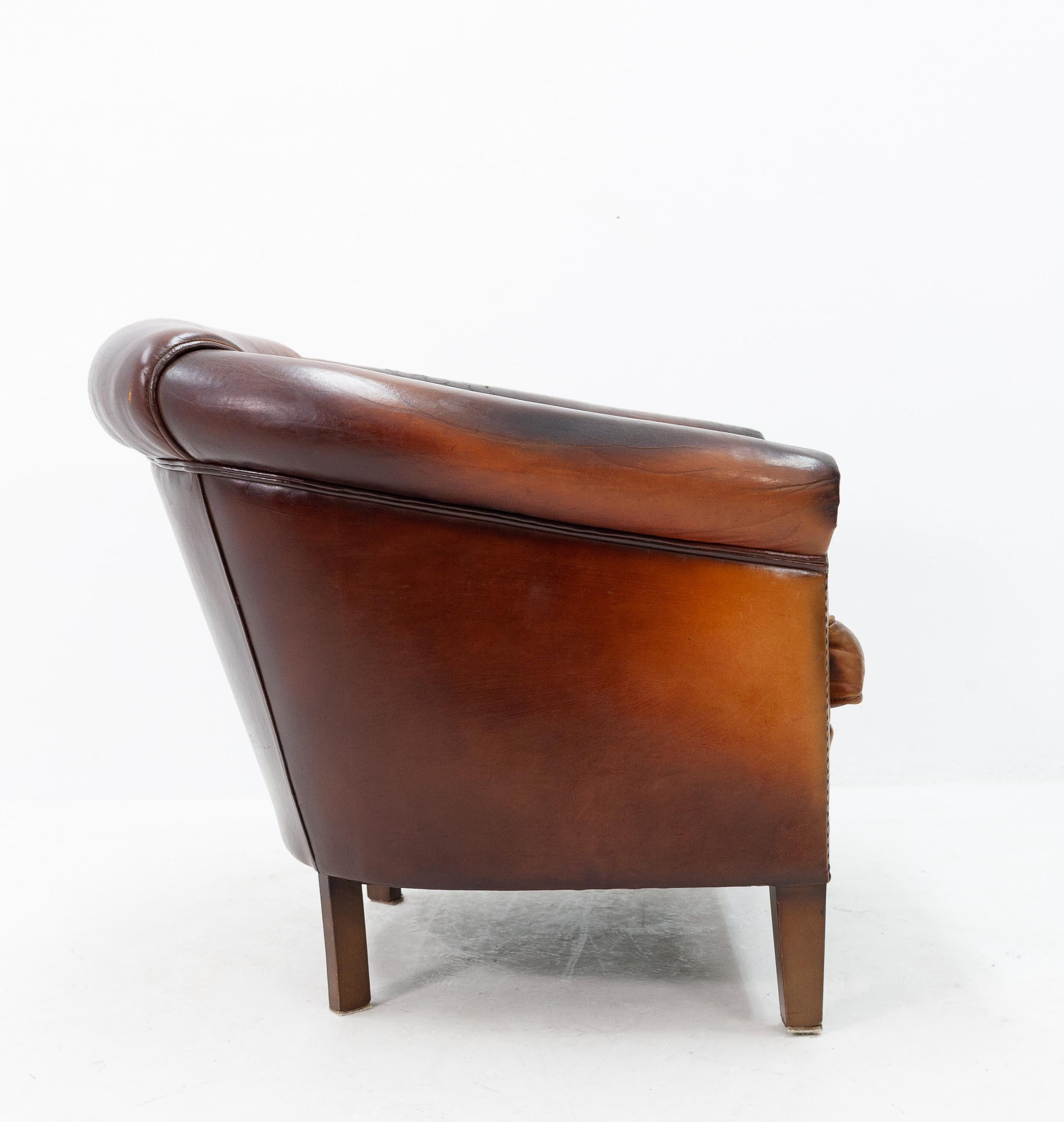 Great looking leather armchair. With just the right amound patine. Sheepskin leather, 1960s. 
English country style. Beautiful color. In a used condition.

       