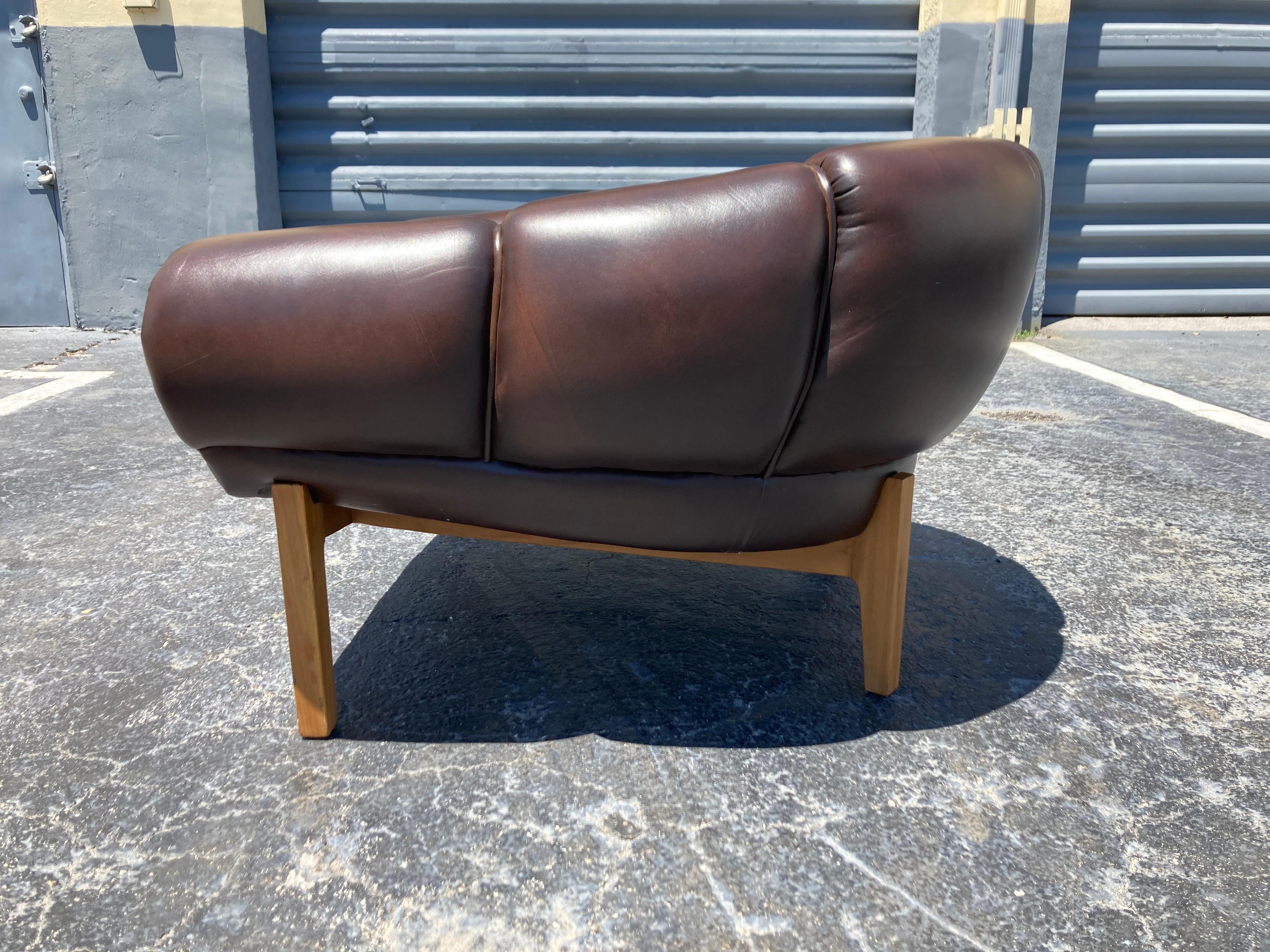 Leather Lounge Chair in the style of Illum Wikkelsø, Brown, Danish Modern For Sale 4