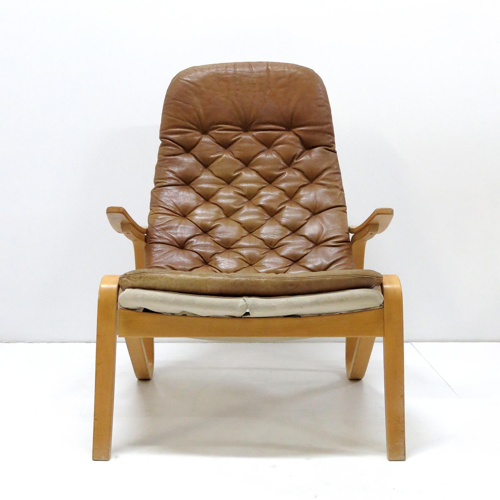 Wonderful leather lounge chair 'Metro' by Sam Larsson for DUX, Sweden, 1970, in cognac colored leather on a canvas covered birch bentwood frame, in good original condition with some patina and wear to the front of the leather seat due to age and